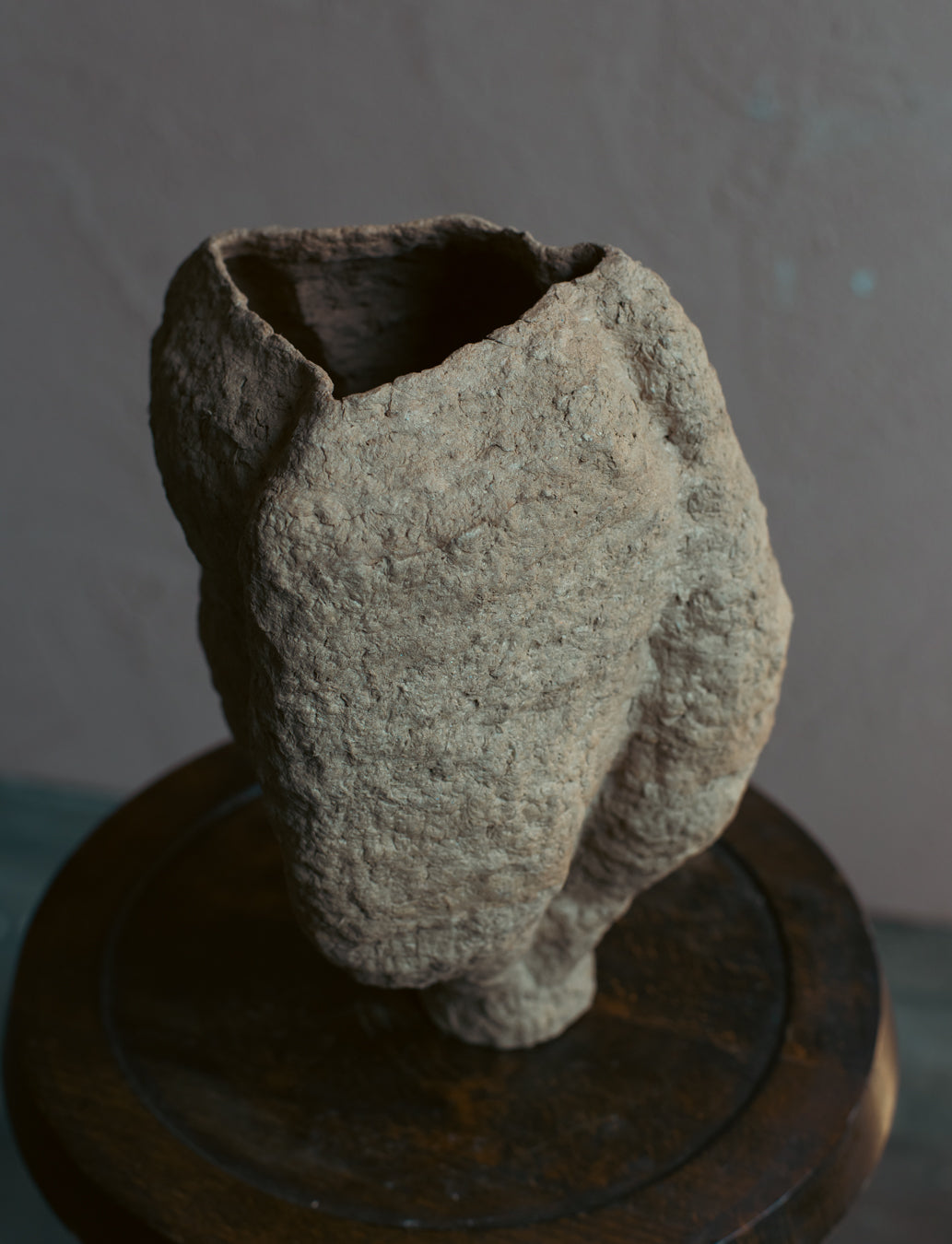 Langackerhäuslの再生紙パルプ彫刻ADOBE small no.5。果実のような丸みと豊かな凹凸が美しい、高さ28cmのハンドメイド一点ものアートオブジェ。