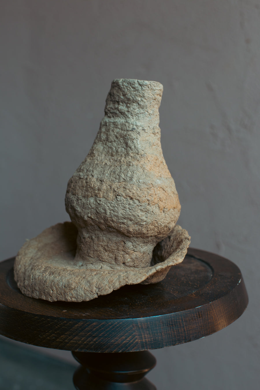 Langackerhäuslの再生紙パルプ彫刻ADOBE small no.2。ミニマルな造形と独特の素材感がモダンな、高さ24cmのハンドメイド一点ものオブジェ。