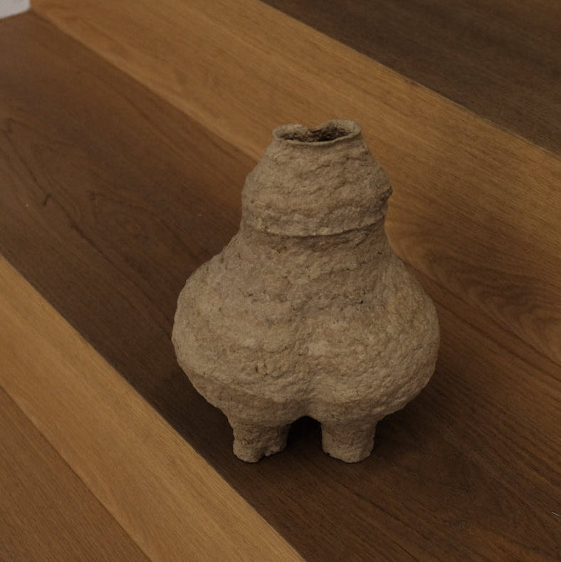 Langackerhäuslの再生紙パルプ彫刻ADOBE small no.1。蜂の巣のような多孔質な形状が神秘的な、高さ26cmのハンドメイド一点ものオブジェ。