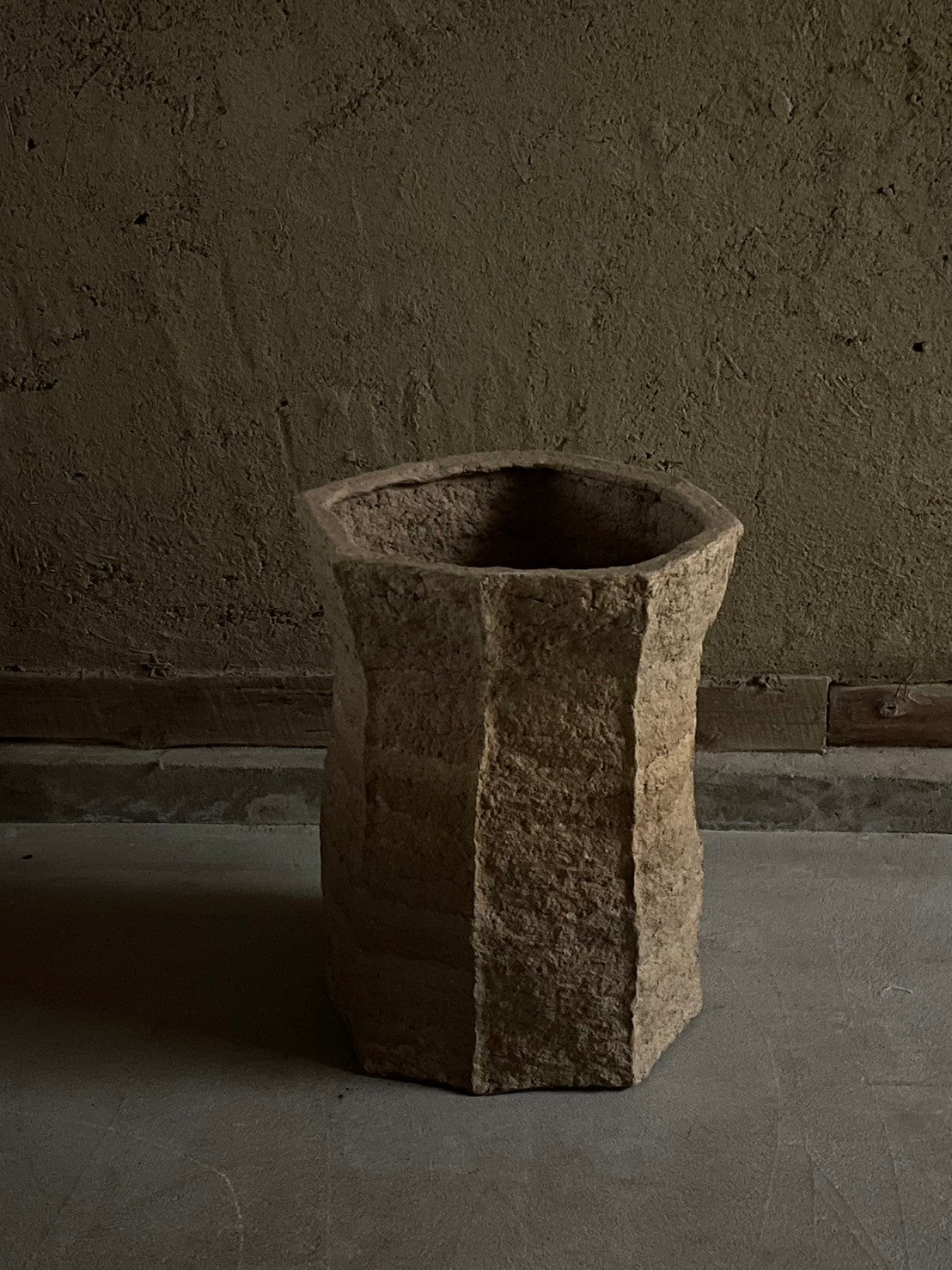 実際に座れる強度を備えたLangackerhäuslのADOBE stool no.2。有機的なツイストフォルムが美しい、高さ43cmのハンドメイド一点ものスツール。