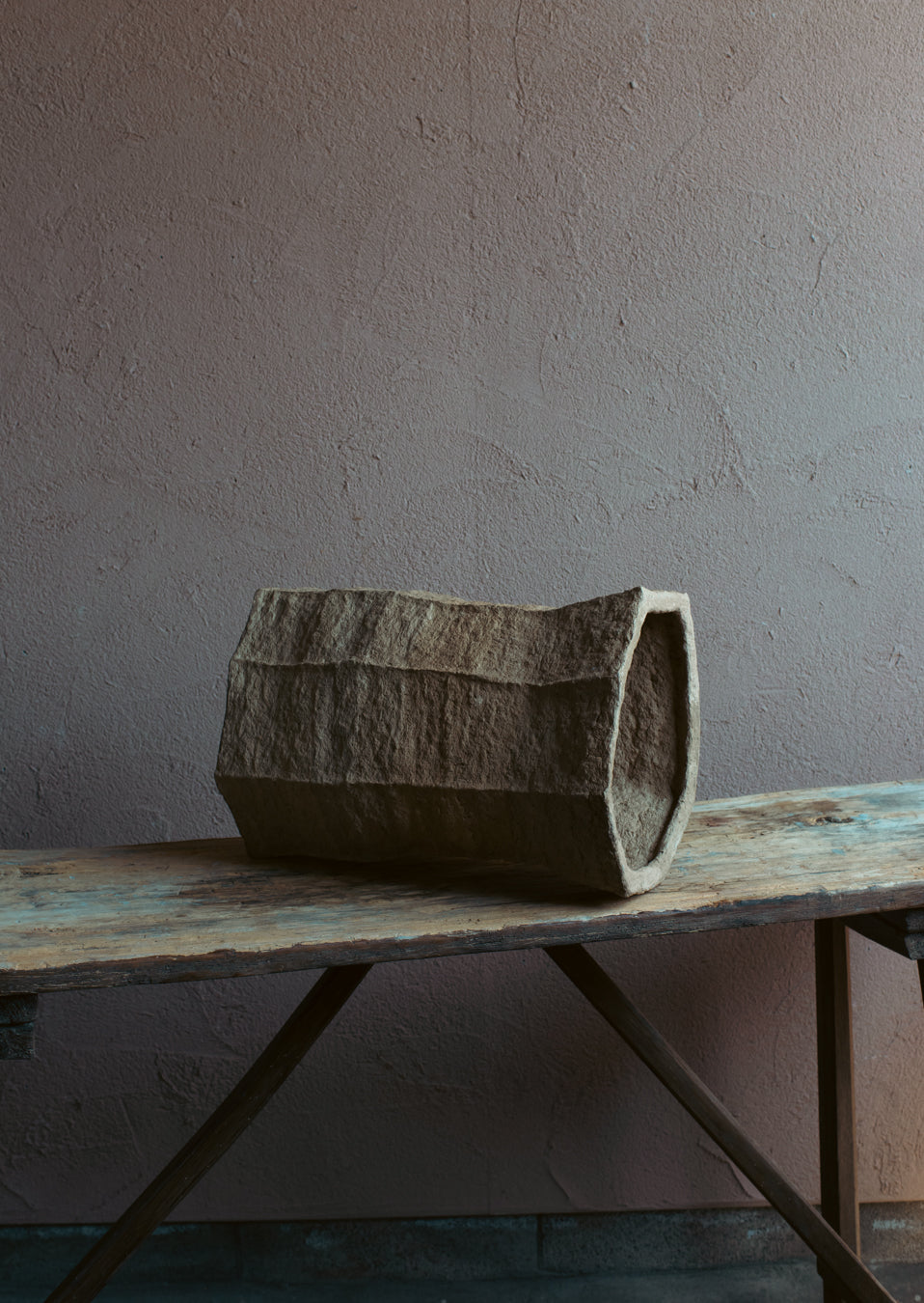 実際に座れる強度を備えたLangackerhäuslのADOBE stool no.2。有機的なツイストフォルムが美しい、高さ43cmのハンドメイド一点ものスツール。