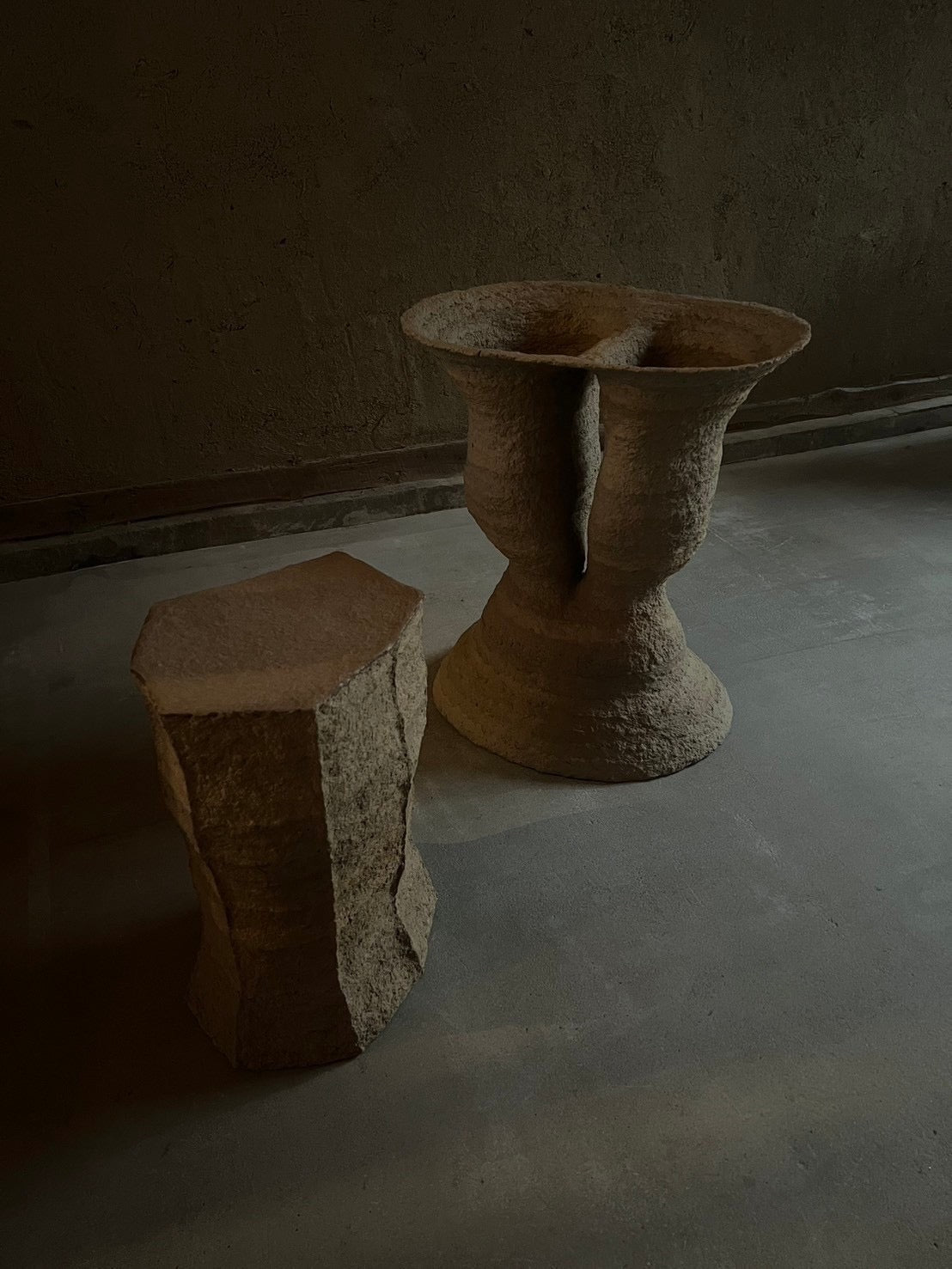 実際に座れる強度を備えたLangackerhäuslのADOBE stool no.2。有機的なツイストフォルムが美しい、高さ43cmのハンドメイド一点ものスツール。