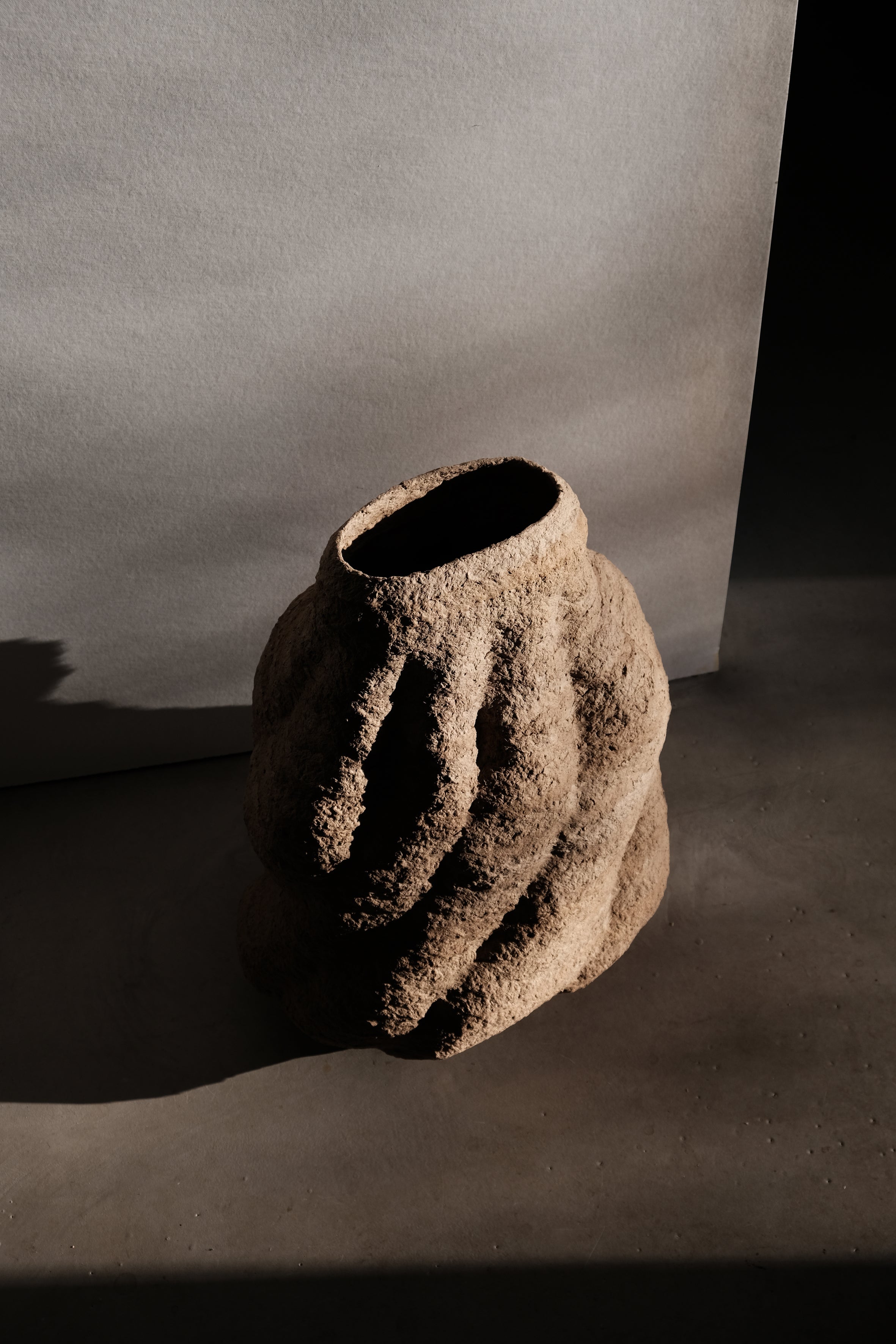 Langackerhäuslの再生紙パルプ彫刻ADOBE large no.1。大地のうねりを体現したダイナミックな造形が美しい、高さ57cmの一点もの大型彫刻。