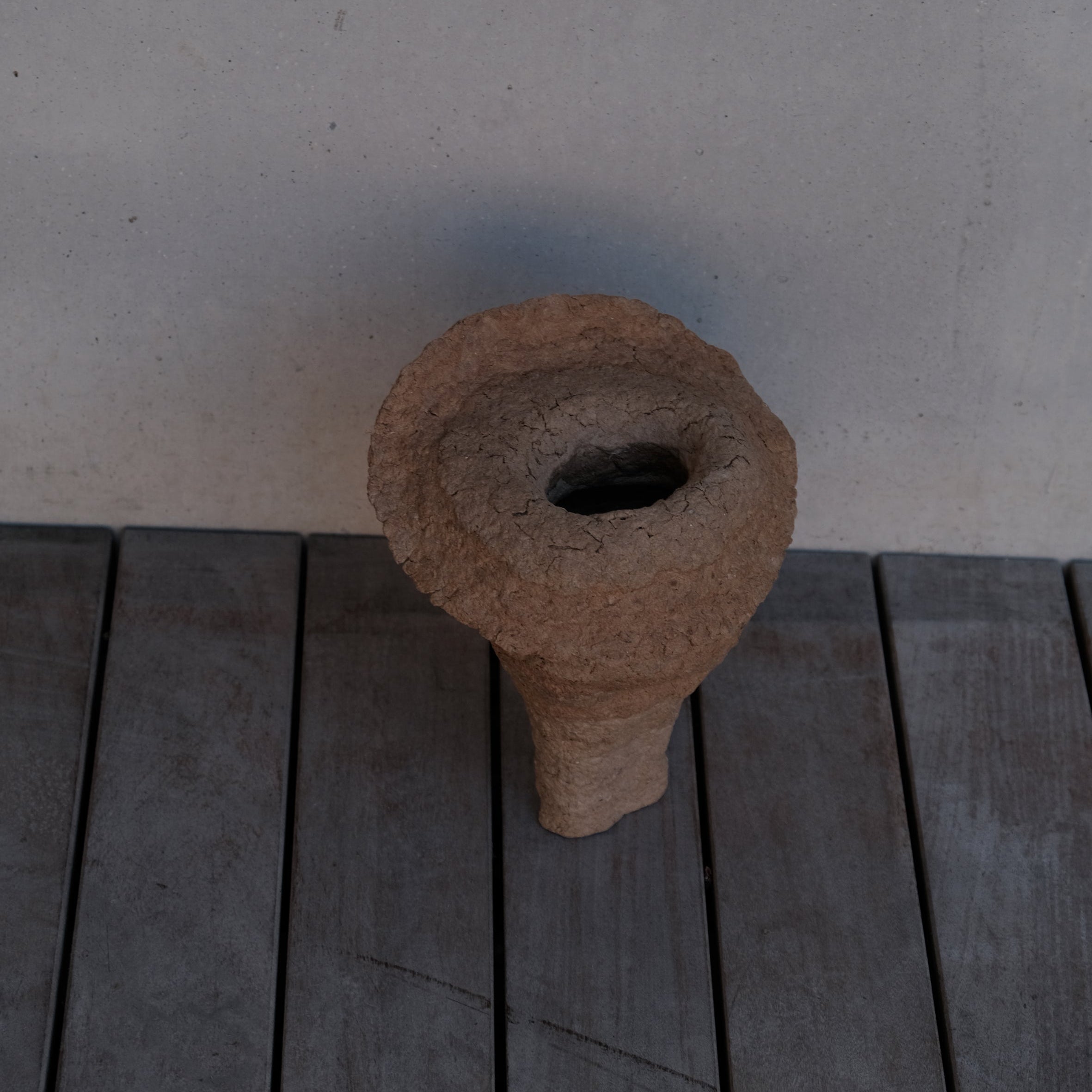 Langackerhäuslの再生紙パルプ彫刻ADOBE small no.2。ミニマルな造形と独特の素材感がモダンな、高さ24cmのハンドメイド一点ものオブジェ。