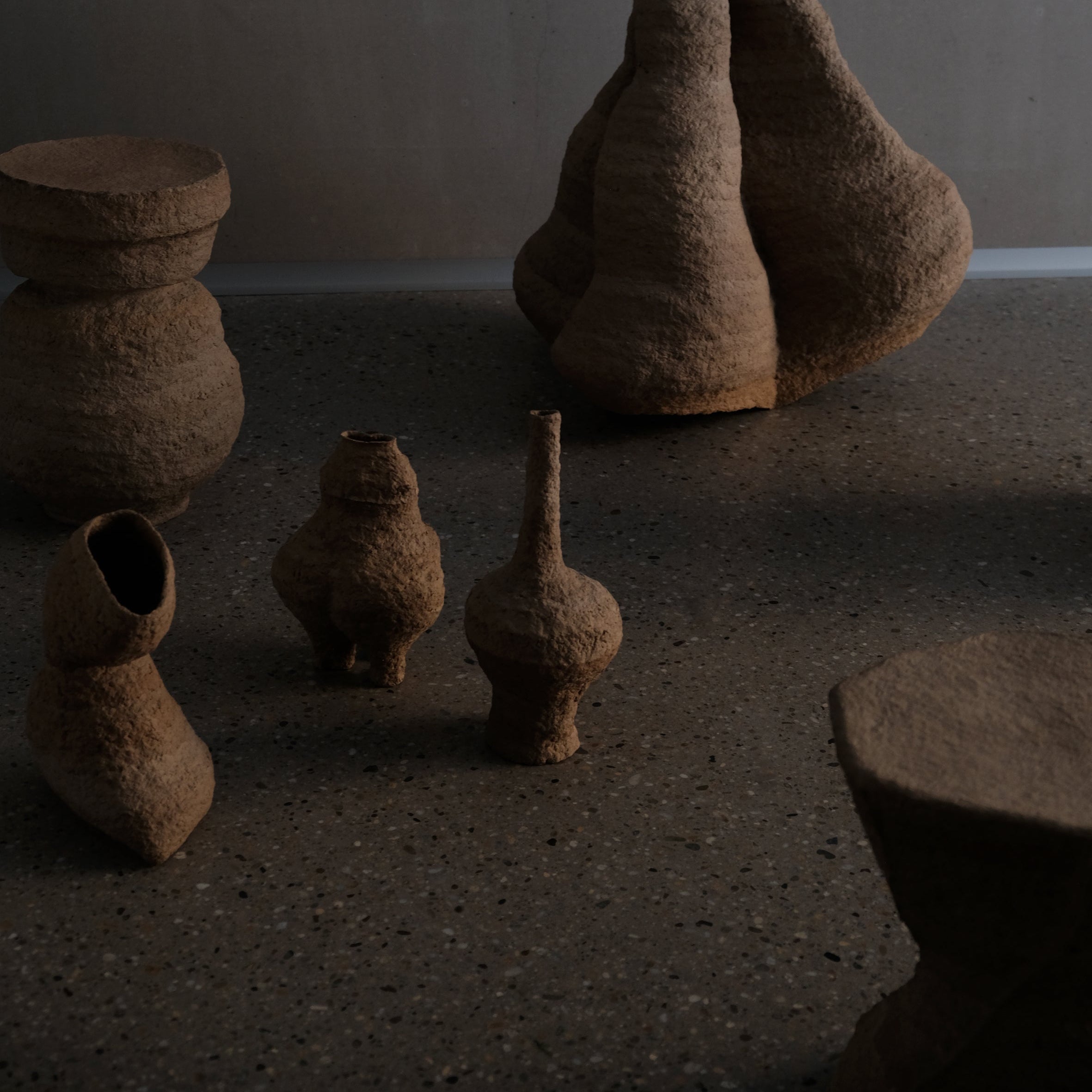 Langackerhäuslの再生紙パルプ彫刻ADOBE small no.4。芽吹きを思わせる有機的な質感が美しい、高さ33cmのハンドメイド一点ものオブジェ。