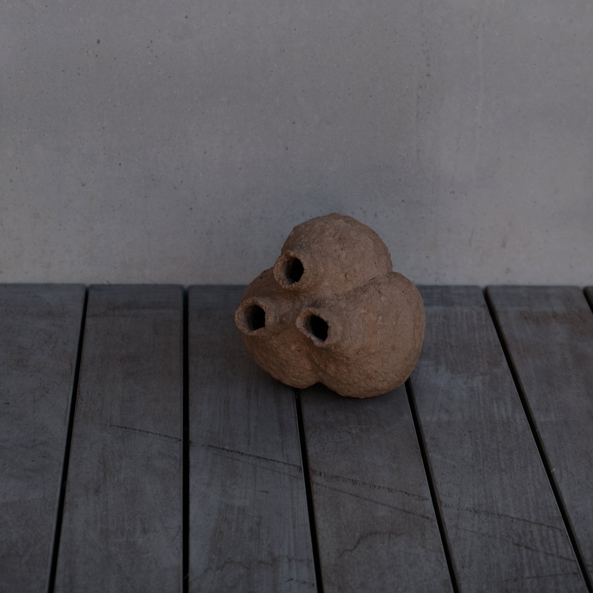 Langackerhäuslの再生紙パルプ彫刻ADOBE small no.1。蜂の巣のような多孔質な形状が神秘的な、高さ26cmのハンドメイド一点ものオブジェ。