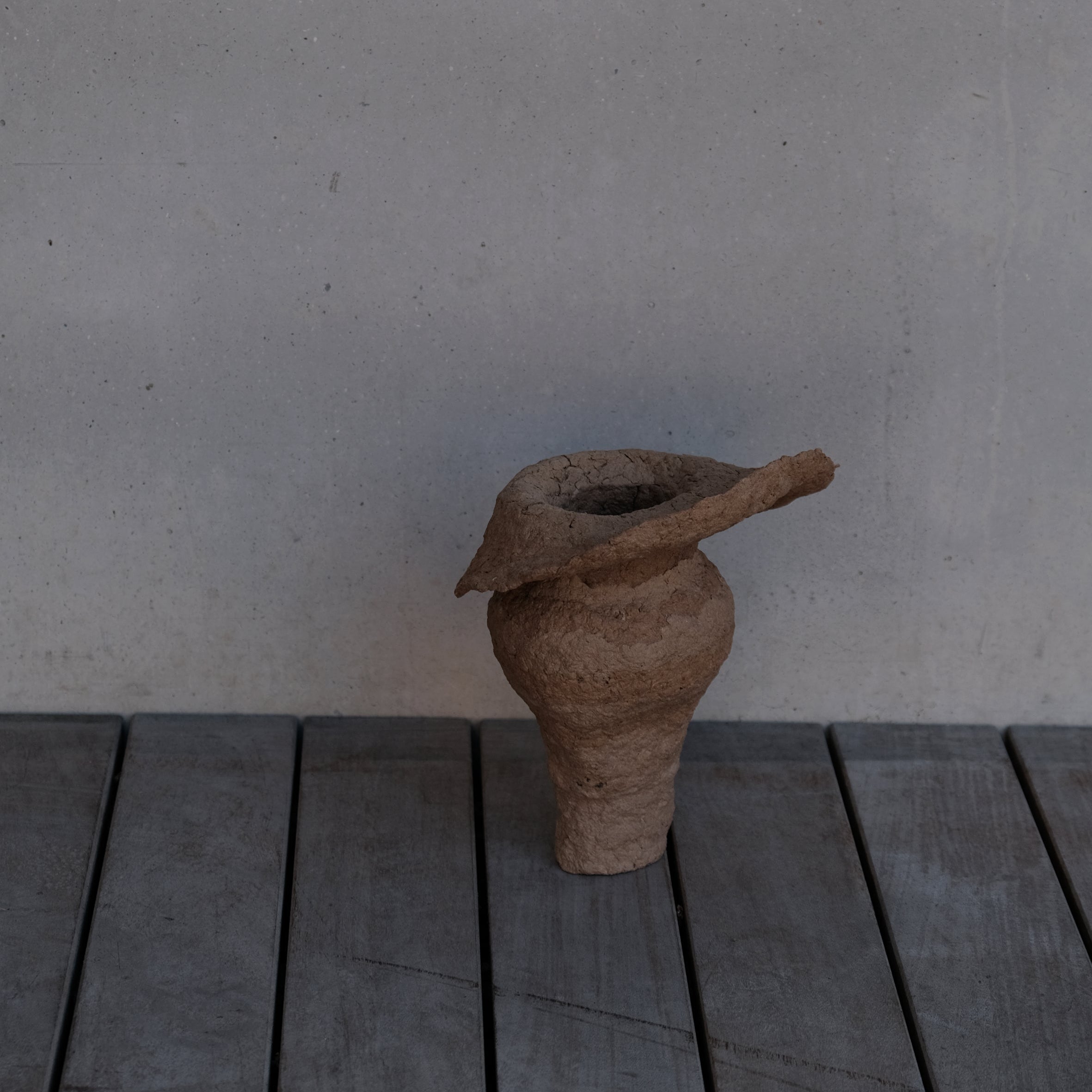 Langackerhäuslの再生紙パルプ彫刻ADOBE small no.2。ミニマルな造形と独特の素材感がモダンな、高さ24cmのハンドメイド一点ものオブジェ。