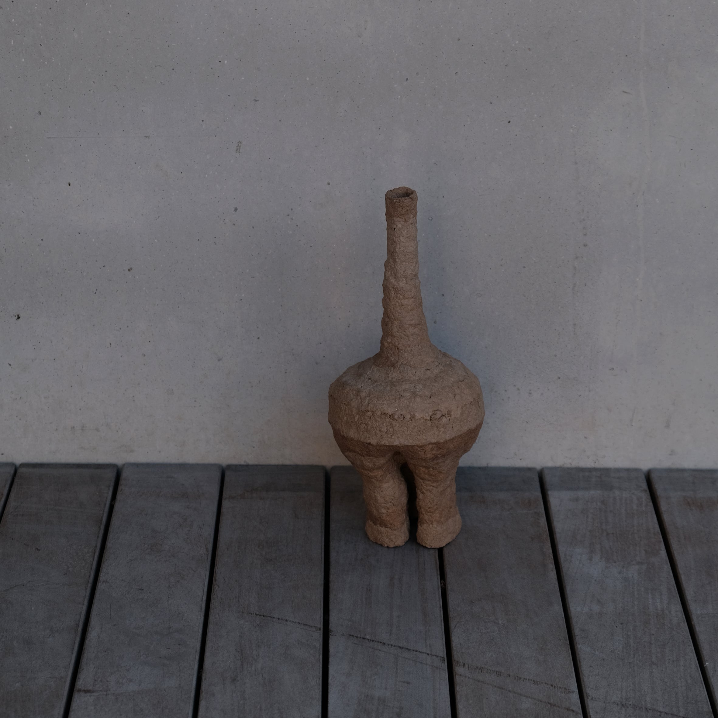 Langackerhäuslの再生紙パルプ彫刻ADOBE small no.4。芽吹きを思わせる有機的な質感が美しい、高さ33cmのハンドメイド一点ものオブジェ。