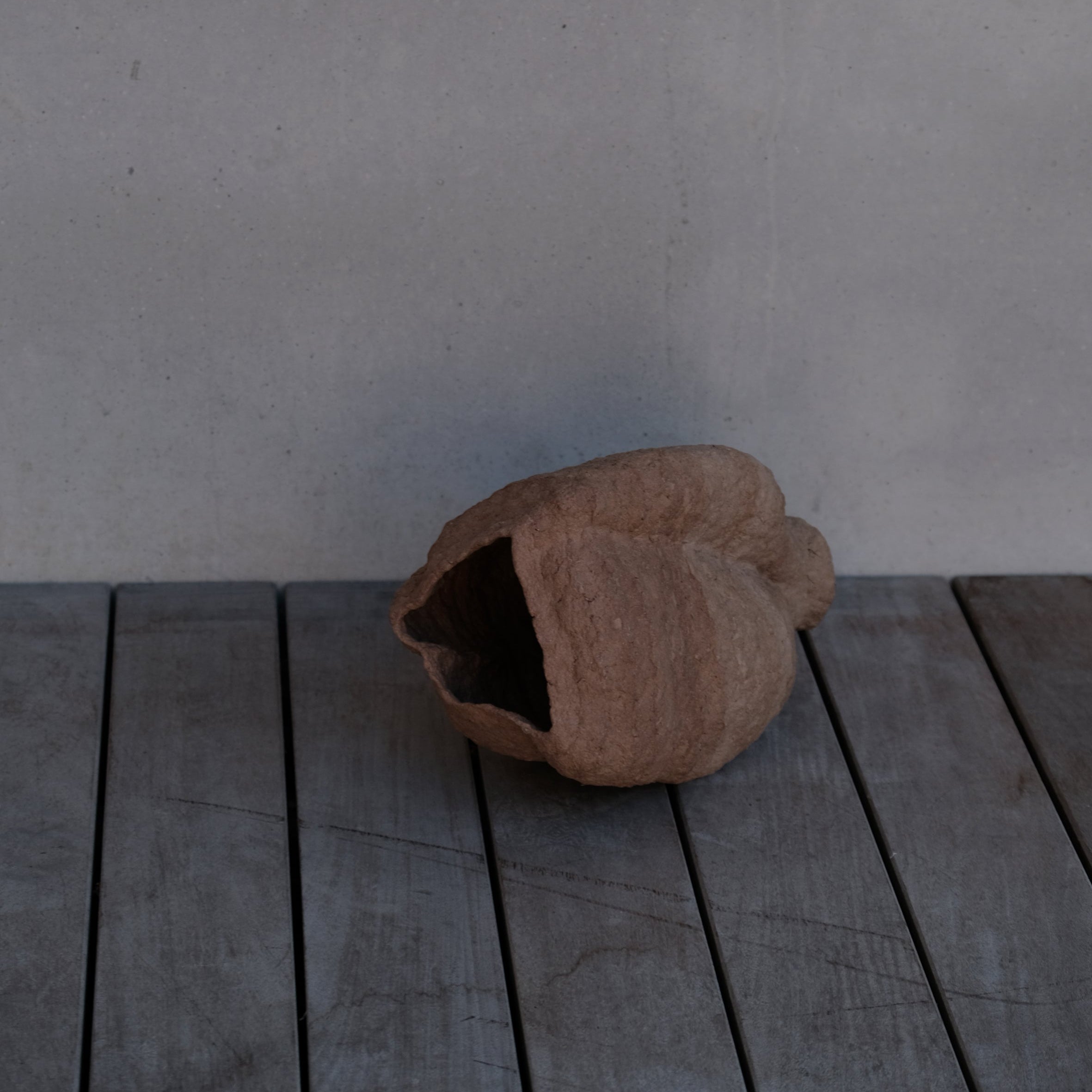 Langackerhäuslの再生紙パルプ彫刻ADOBE small no.5。果実のような丸みと豊かな凹凸が美しい、高さ28cmのハンドメイド一点ものアートオブジェ。