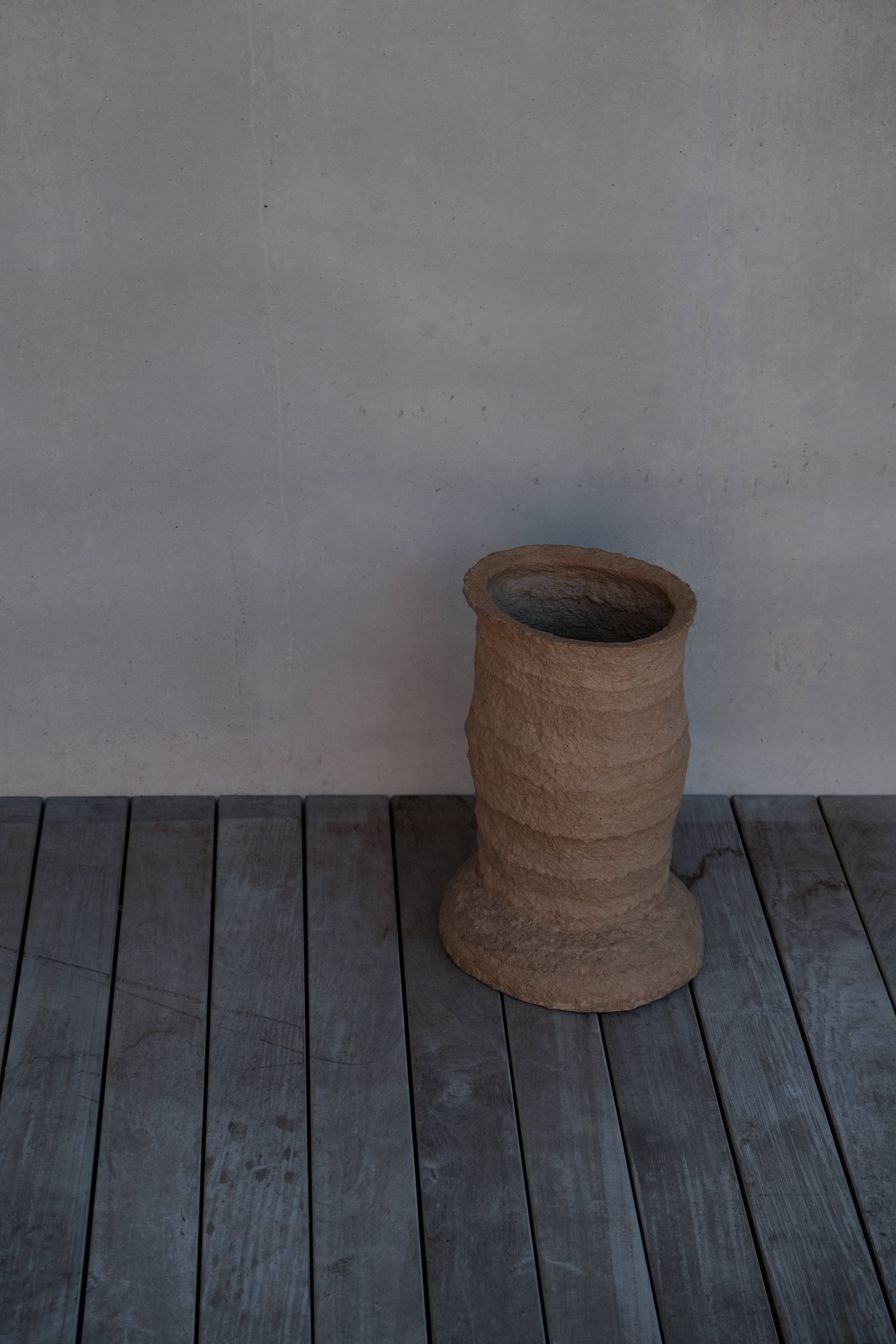 Langackerhäuslの再生紙パルプ彫刻ADOBE Stool no.1。実際に座ることができる強度を備えた、地層のような有機的ラインが美しい高さ43cmのハンドメイド一点ものスツール。