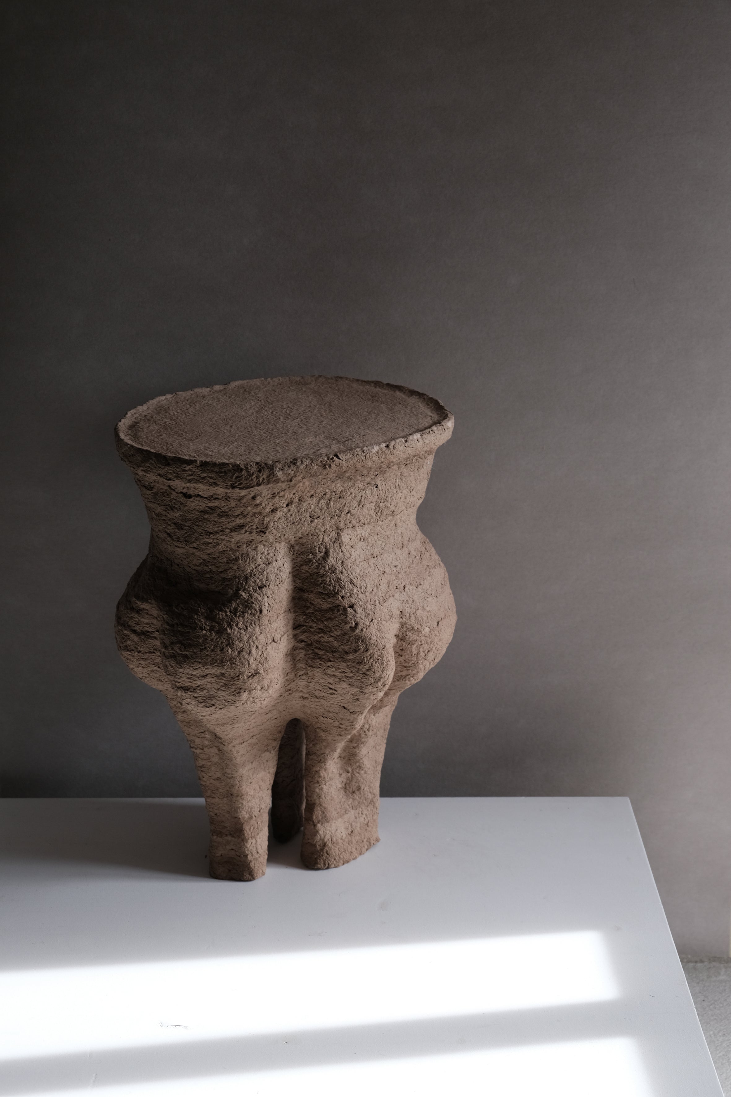 Langackerhäuslの再生紙パルプ彫刻ADOBE Table no.2。昆虫の巣をイメージした複雑なうねりと有機的な空洞が美しい、高さ53cmのハンドメイド一点ものアートテーブル。