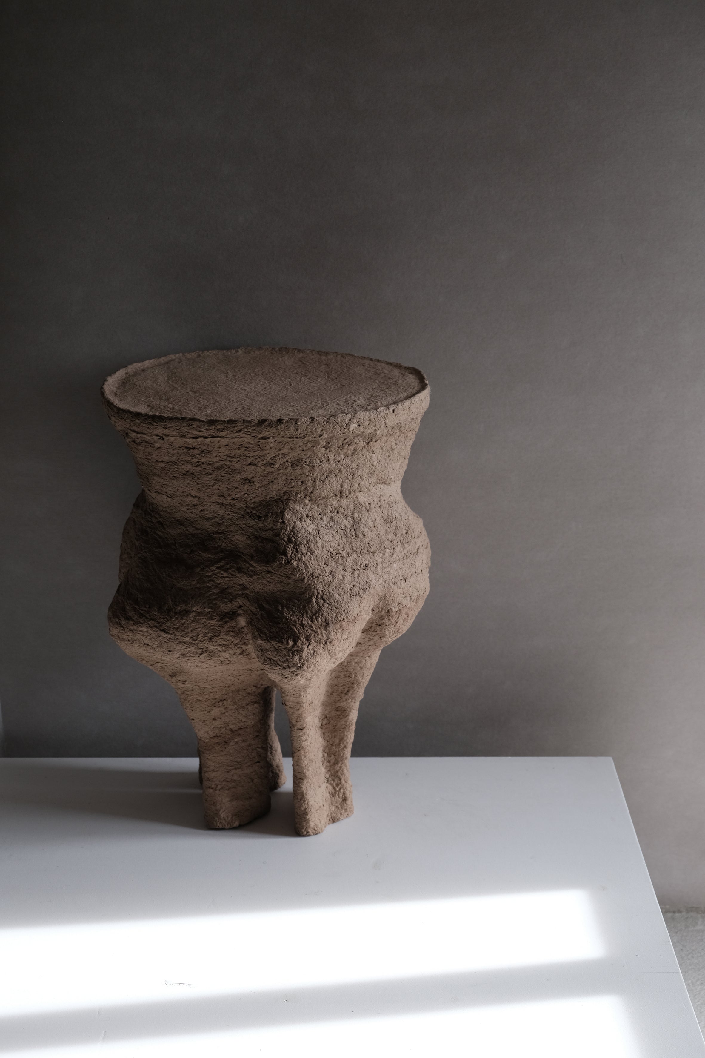 Langackerhäuslの再生紙パルプ彫刻ADOBE Table no.2。昆虫の巣をイメージした複雑なうねりと有機的な空洞が美しい、高さ53cmのハンドメイド一点ものアートテーブル。