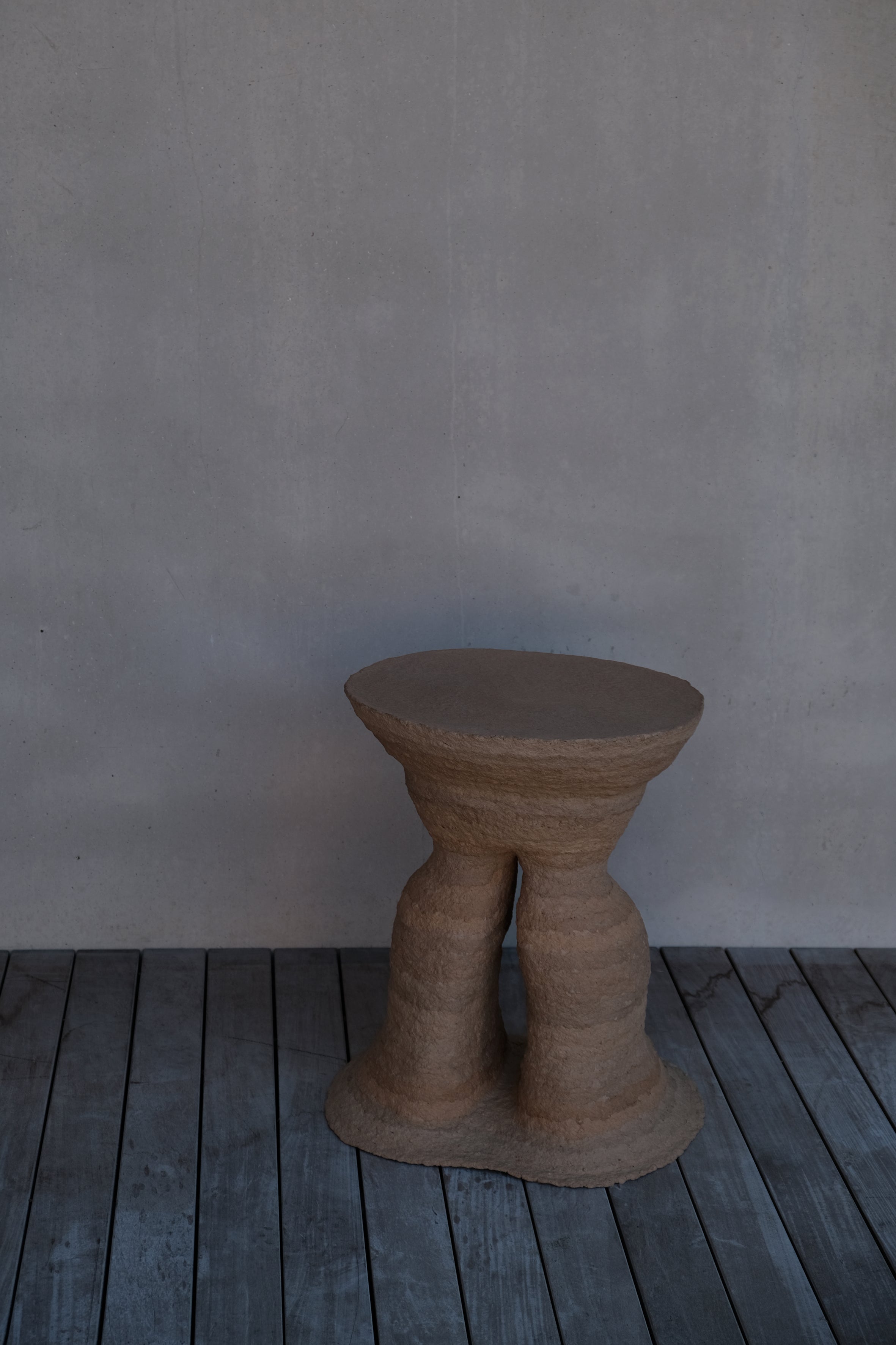 Langackerhäuslの再生紙パルプ彫刻ADOBE Table no.4。昆虫の巣をイメージし、幾層にも塗り重ねられた有機的な質感が美しい、高さ59cmのハンドメイド一点ものアートテーブル。