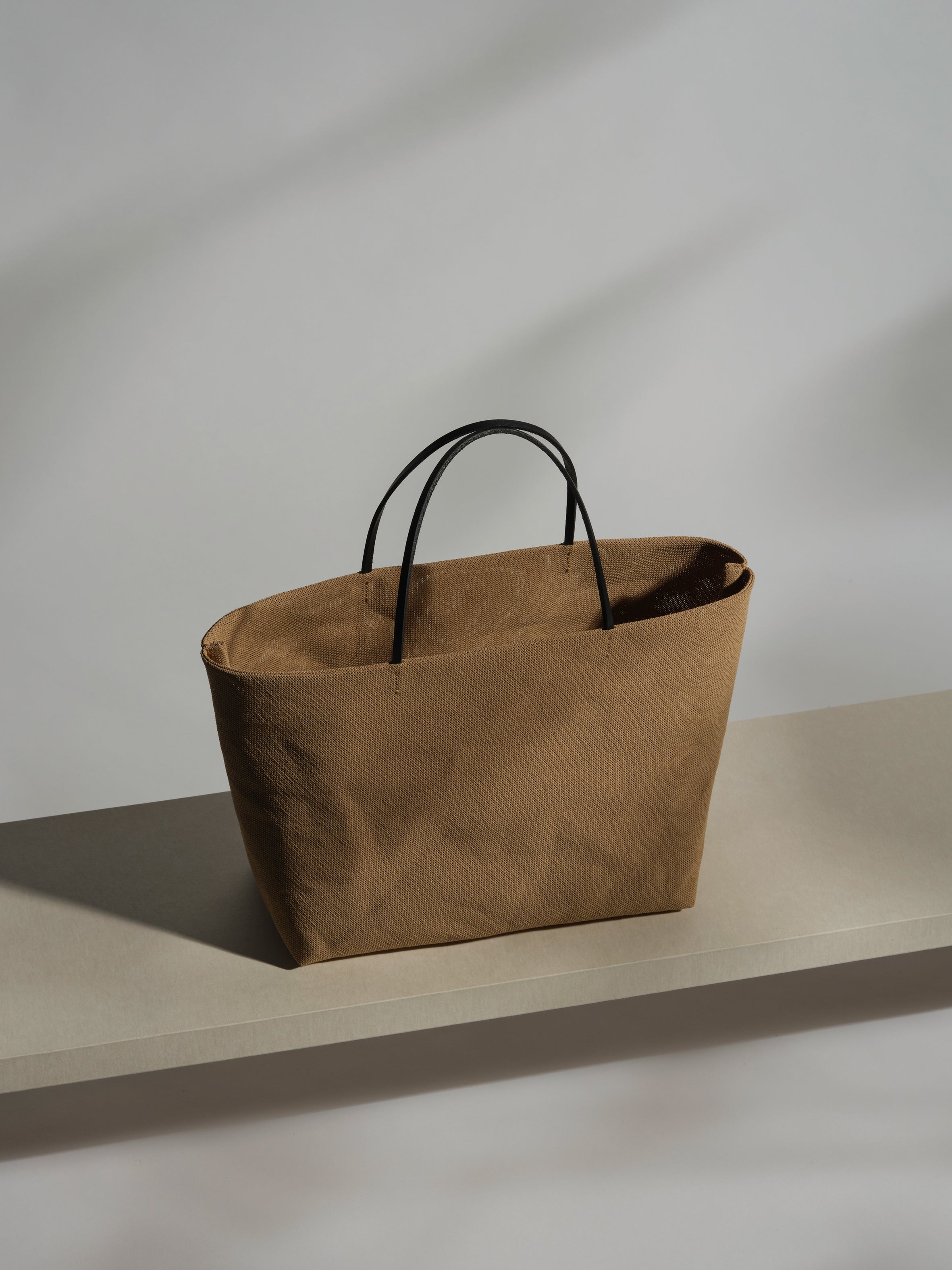 Papier Langackerhäuslのラウンド型ハンドバッグAMIGO(アミーゴ)。セルロースペーパー糸(パナマ生地)を使用した、彫刻のような曲線美が美しいオーストリア製のハンドメイドバッグ。