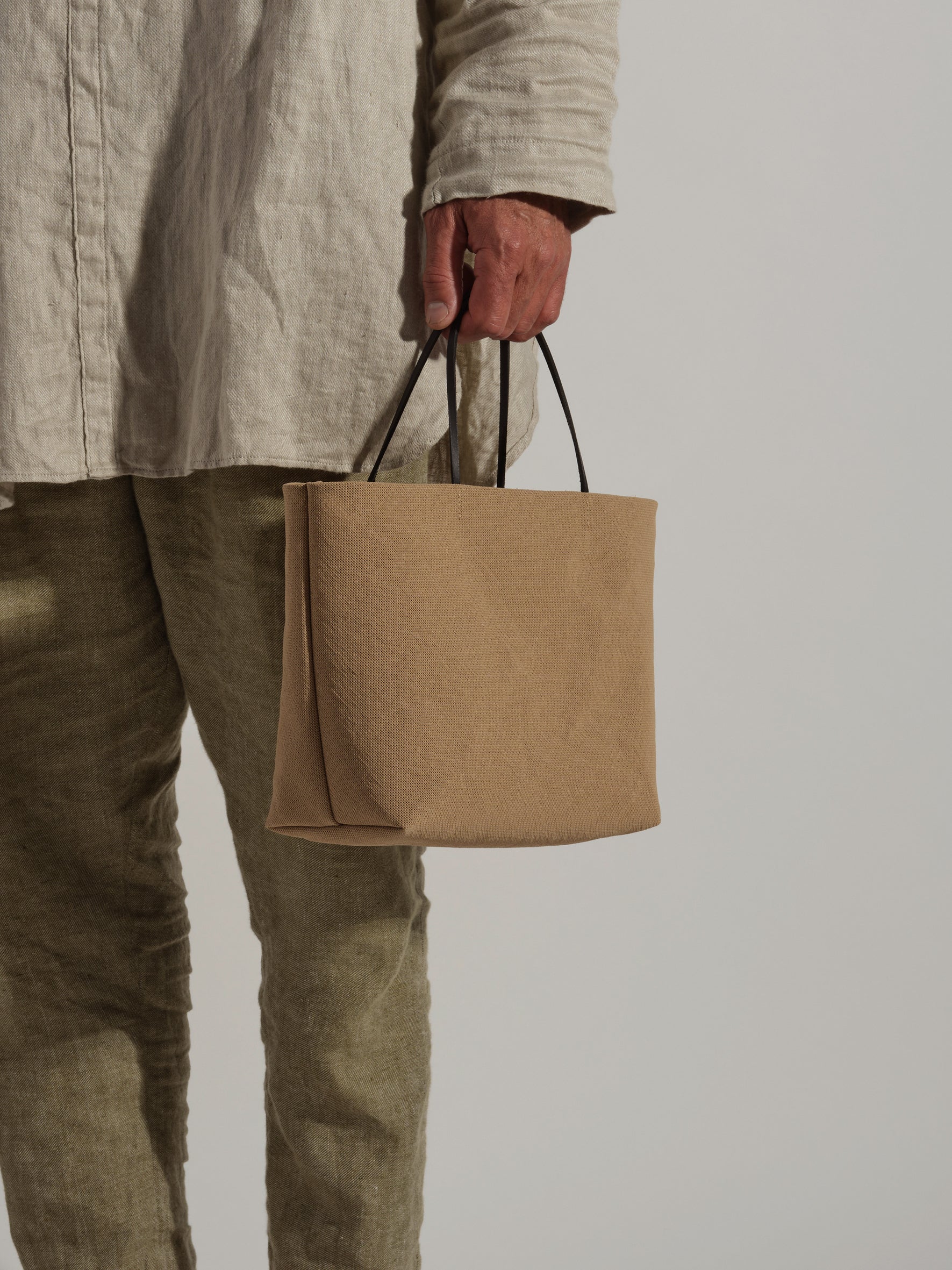 Papier Langackerhäuslのラウンド型ハンドバッグAMIGO(アミーゴ)。セルロースペーパー糸(パナマ生地)を使用した、彫刻のような曲線美が美しいオーストリア製のハンドメイドバッグ。