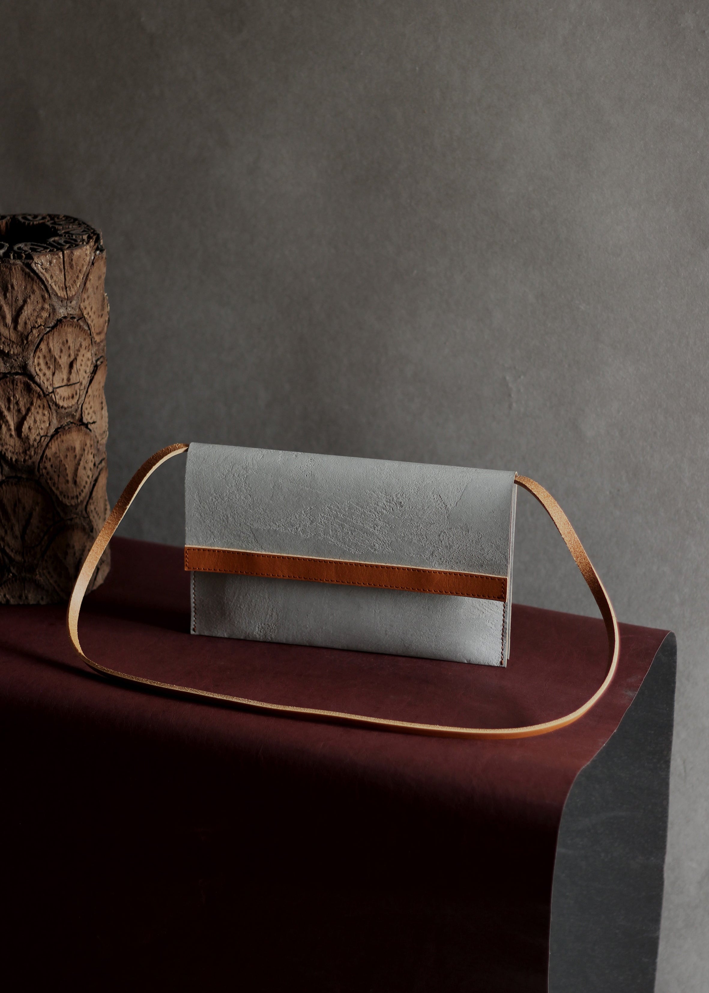 LangackerhäuslのコンクリートショルダーバッグSLING(スリング)。特殊加工紙にコンクリートを塗布した独創的な素材と、マグネット開閉のスマートな機能が調和する、オーストリア製ハンドメイドバッグ。