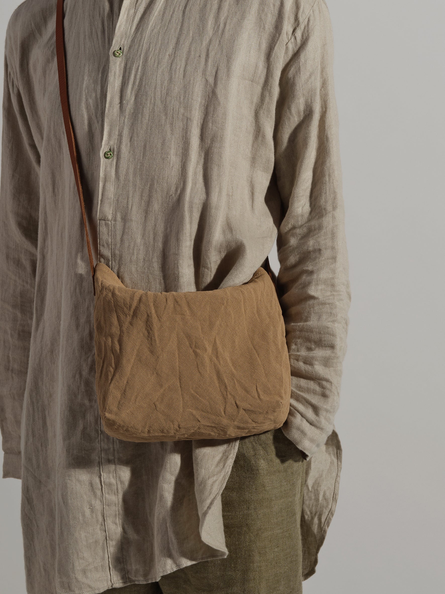 LangackerhäuslのコンパクトなショルダーバッグBOLSA(ボルサ)。ウォッシュ加工を施した一枚仕立てのパナマ生地を使用した、柔らかな手触りと軽さが特徴のオーストリア製ハンドメイドバッグ。