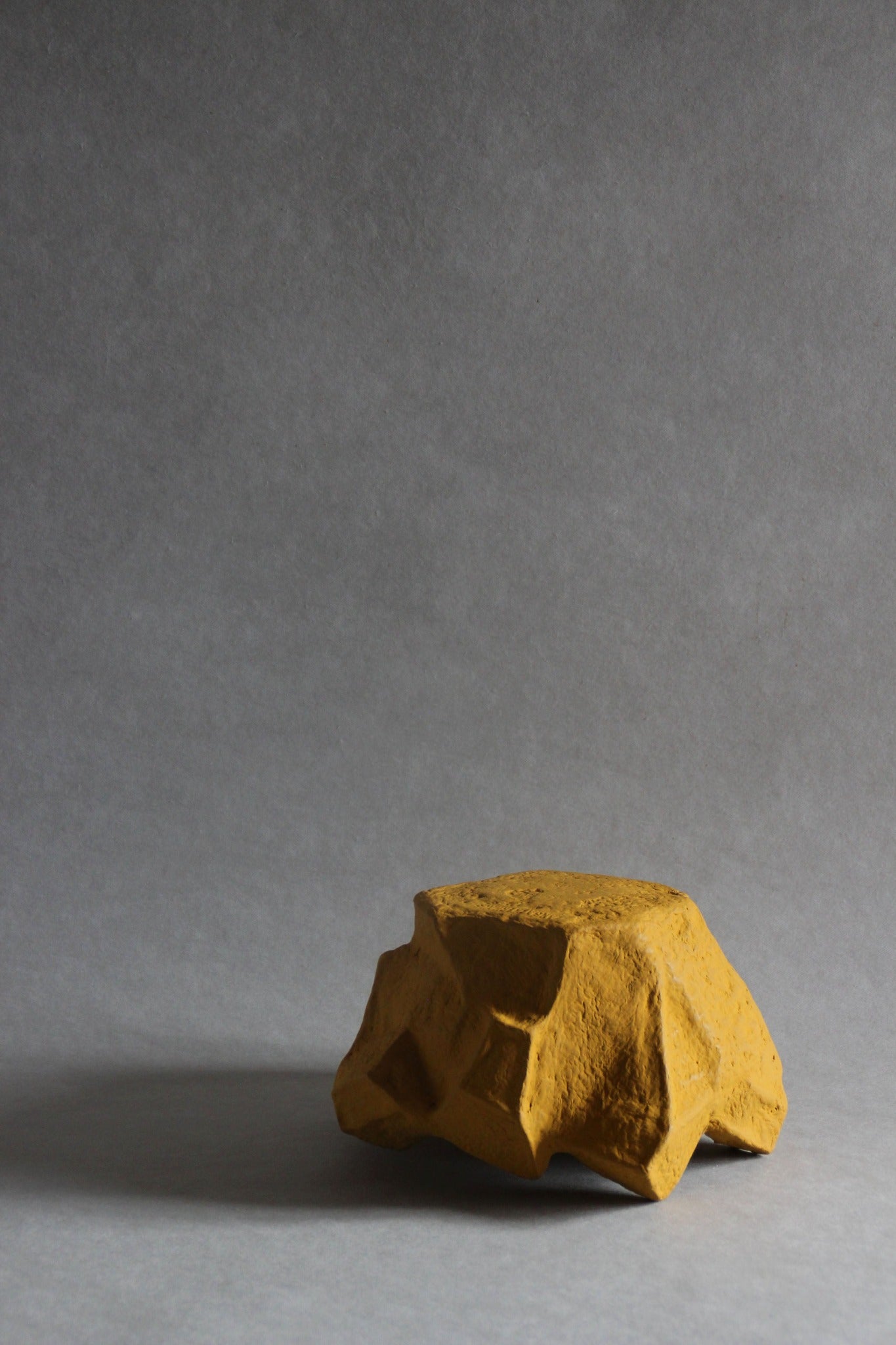 Langackerhäuslの半球状オブジェCaldera(カルデラ)。ハンドメイドペーパーにアクリルペイントを施した、直径約14cm〜19cmのオーストリア製ハンドメイドの紙の器・インテリア。