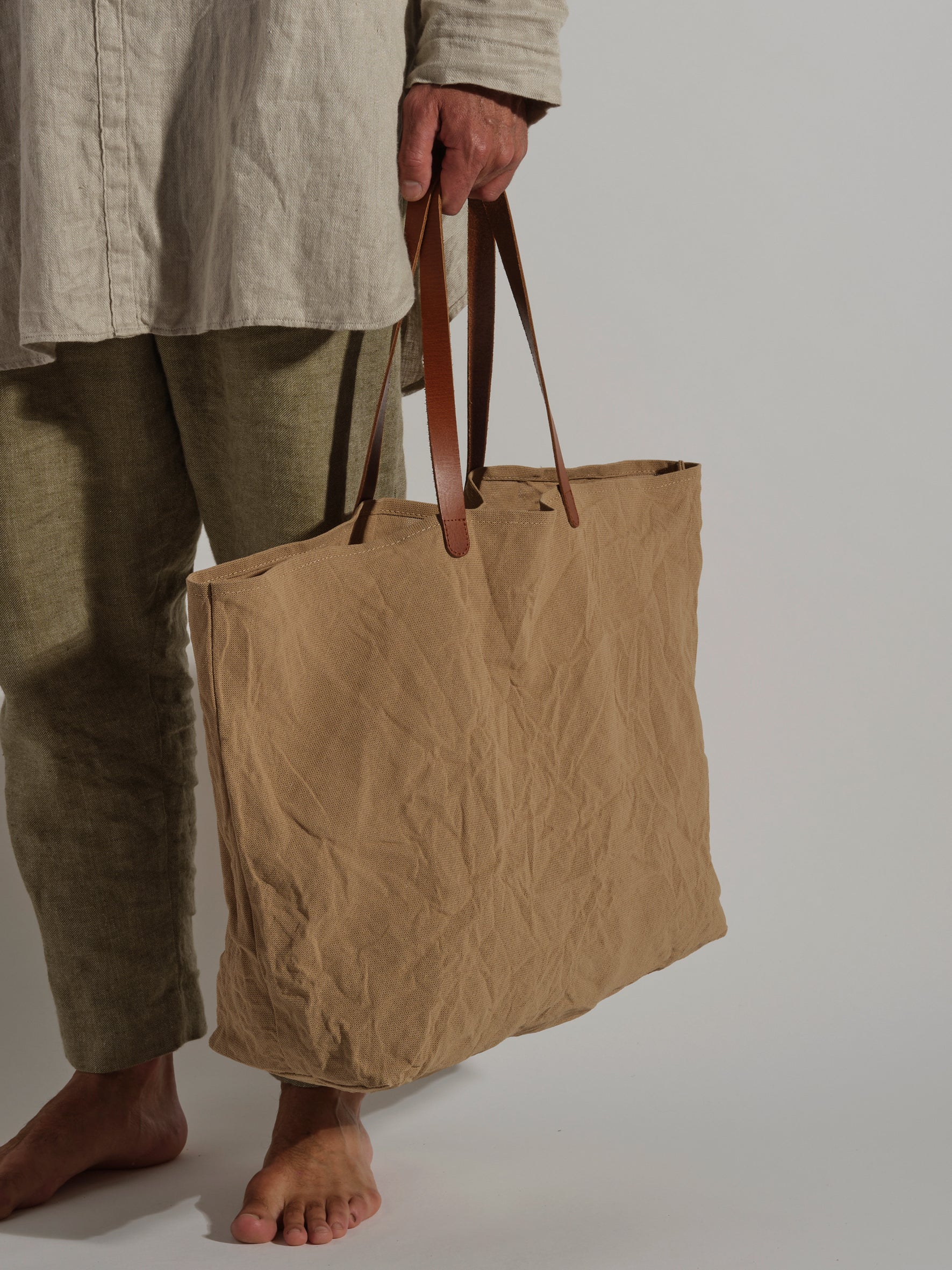Langackerhäuslの特大トートバッグCARGO(カーゴ)。ウォッシュ加工を施した一枚仕立てのパナマ生地を使用した、柔らかな風合いと大容量が特徴のオーストリア製ハンドメイドバッグ。