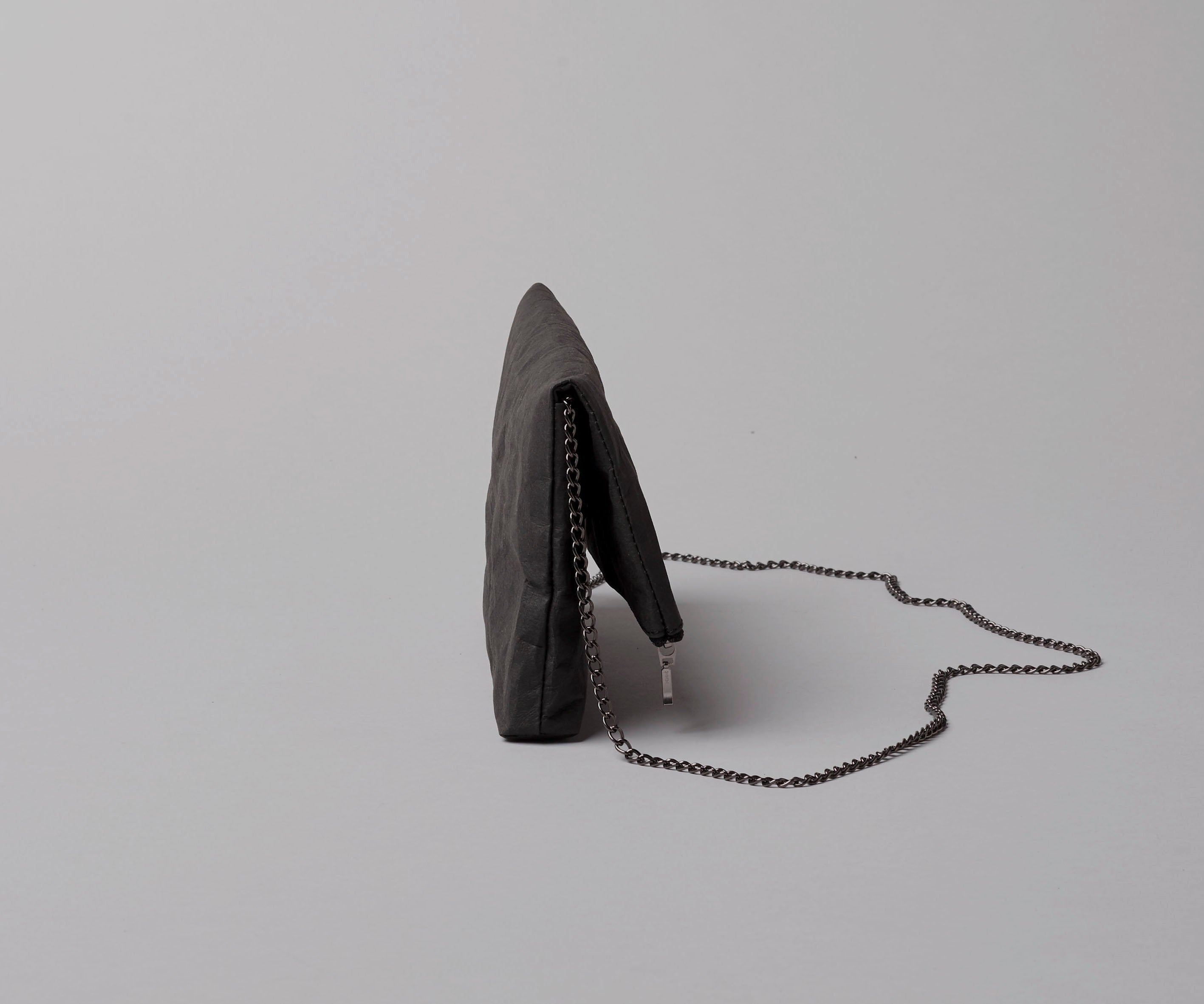 Langackerhäuslの2WAYバッグFolded Clutch(フォールデッド・クラッチ)。タフタの裏地を採用し、チェーンを付ければショルダー、外せばクラッチとして使える、亜鉛色、炭色、嵐空色のオーストリア製ハンドメイドバッグ。