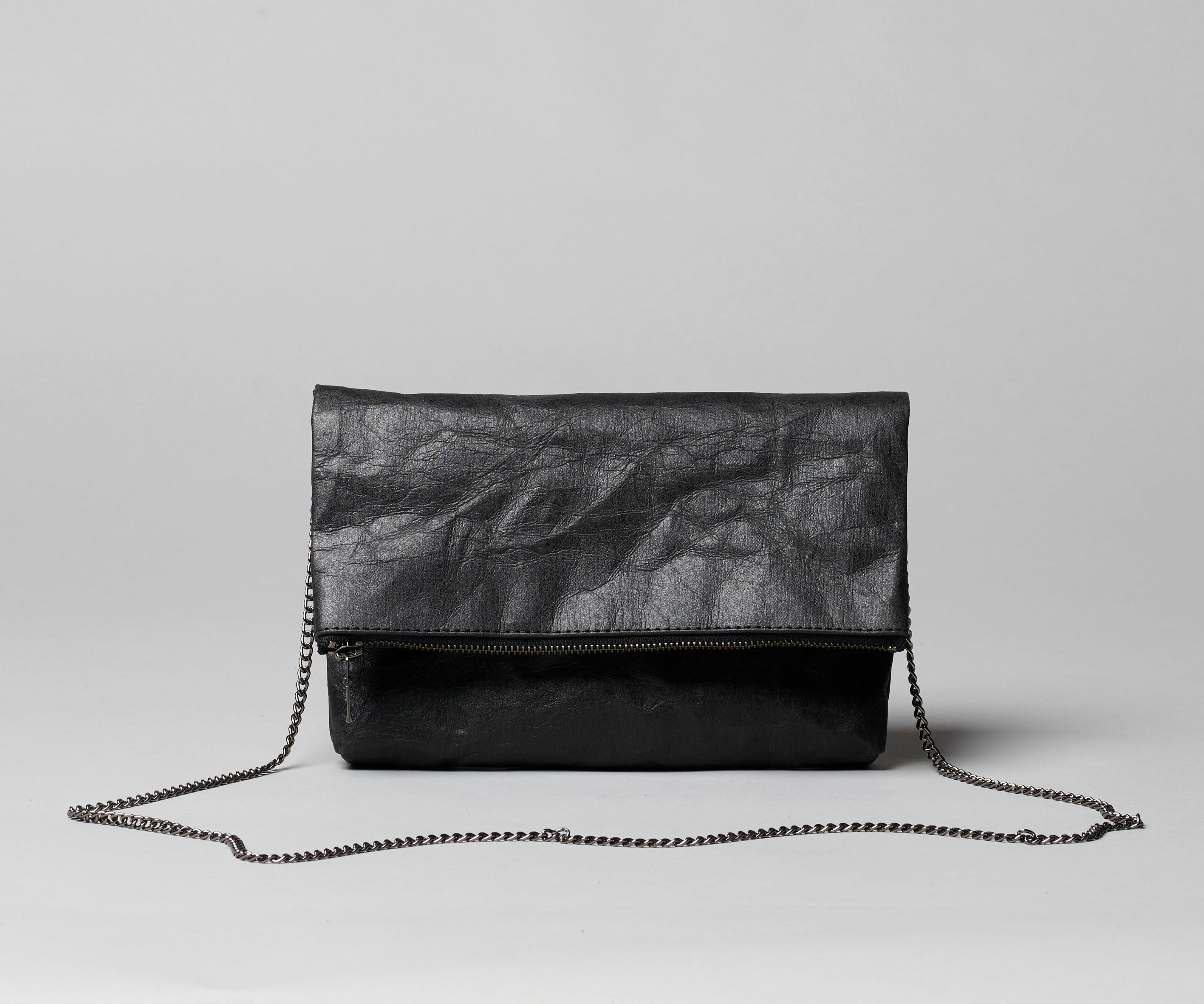 Langackerhäuslの2WAYバッグFolded Clutch(フォールデッド・クラッチ)。タフタの裏地を採用し、チェーンを付ければショルダー、外せばクラッチとして使える、亜鉛色、炭色、嵐空色のオーストリア製ハンドメイドバッグ。