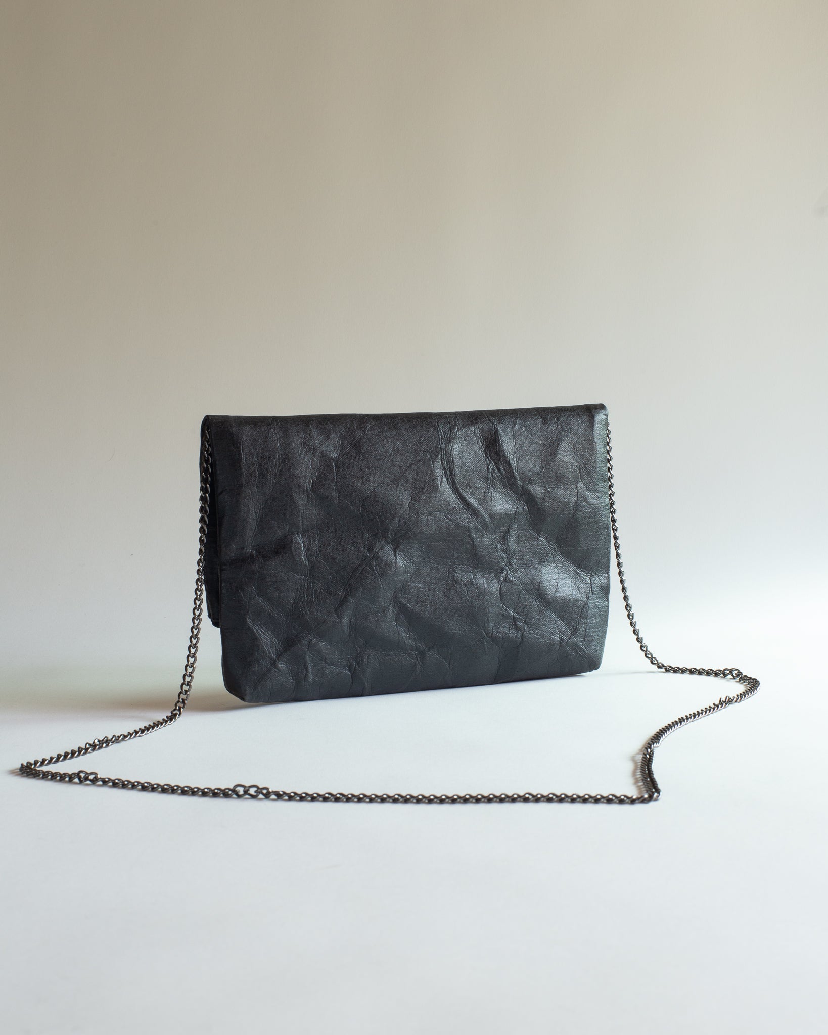 Langackerhäuslの2WAYバッグFolded Clutch(フォールデッド・クラッチ)。タフタの裏地を採用し、チェーンを付ければショルダー、外せばクラッチとして使える、亜鉛色、炭色、嵐空色のオーストリア製ハンドメイドバッグ。