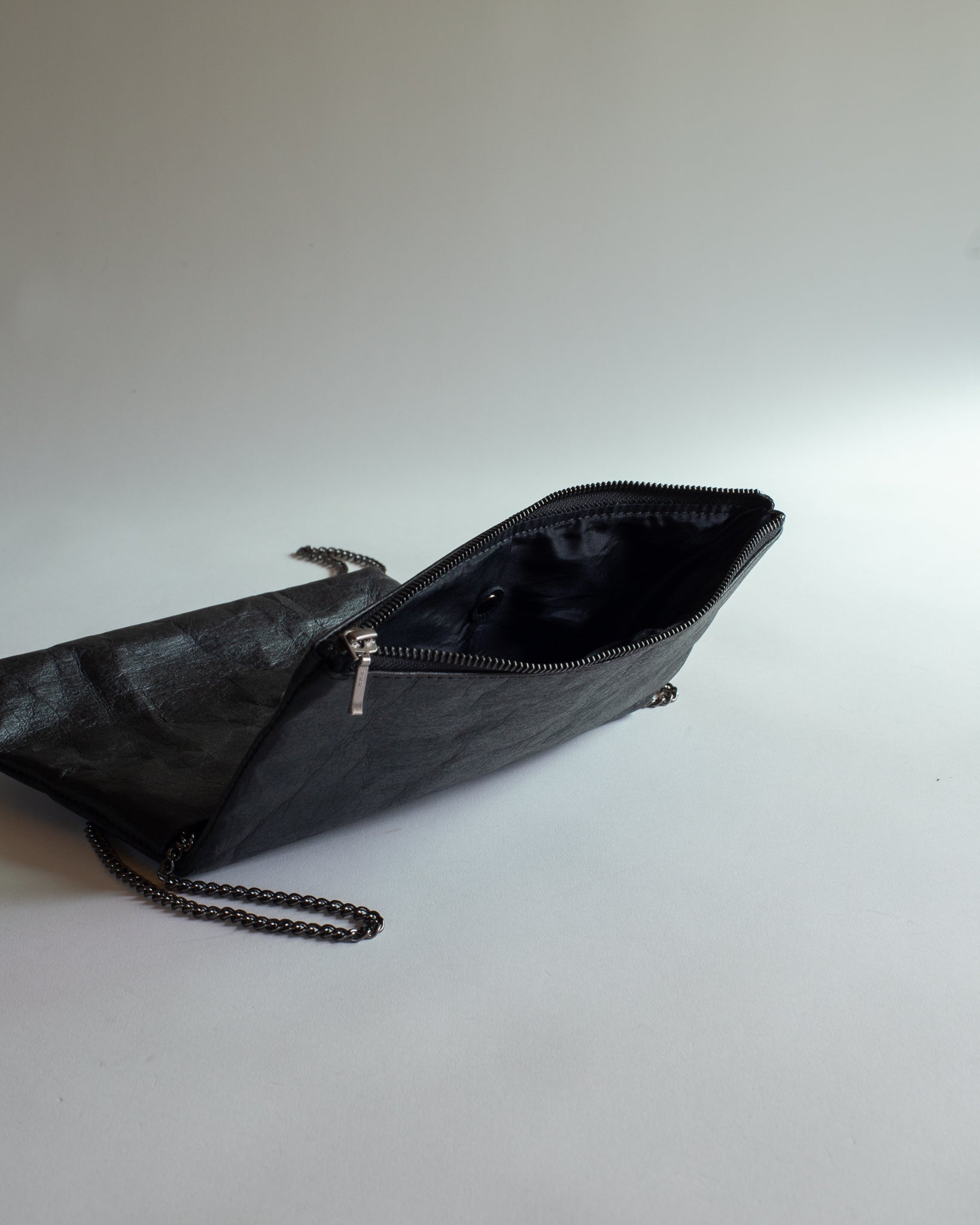 Langackerhäuslの2WAYバッグFolded Clutch(フォールデッド・クラッチ)。タフタの裏地を採用し、チェーンを付ければショルダー、外せばクラッチとして使える、亜鉛色、炭色、嵐空色のオーストリア製ハンドメイドバッグ。