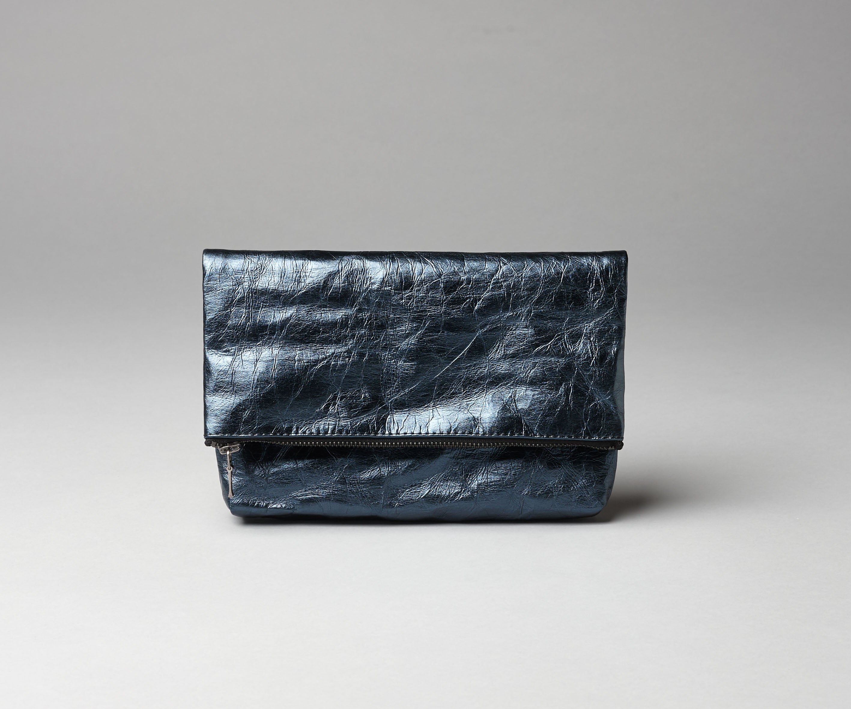 Langackerhäuslの2WAYバッグFolded Clutch(フォールデッド・クラッチ)。タフタの裏地を採用し、チェーンを付ければショルダー、外せばクラッチとして使える、亜鉛色、炭色、嵐空色のオーストリア製ハンドメイドバッグ。