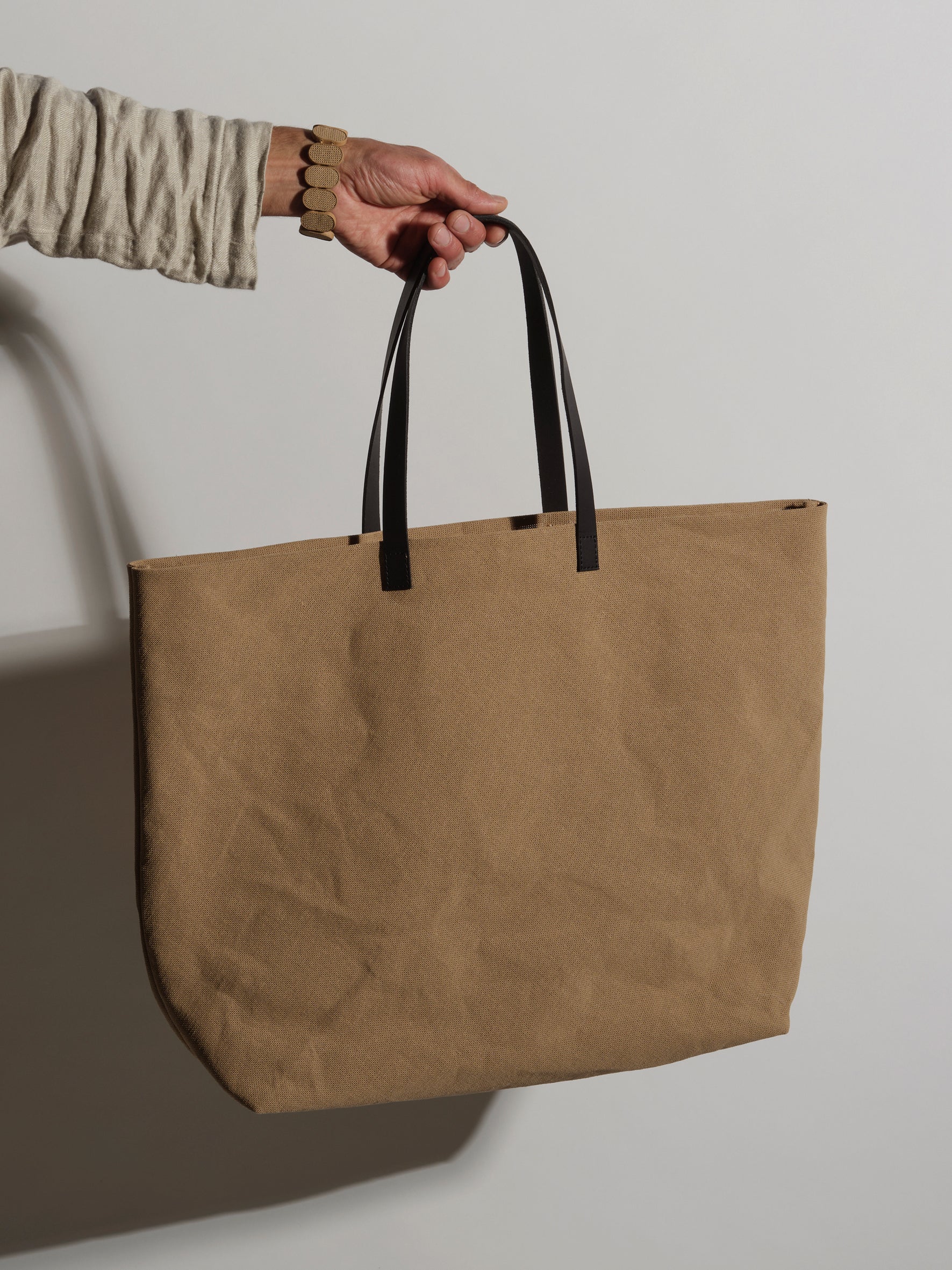 Papier Langackerhäuslの大型ハンドバッグMERCATO。水洗いしない二枚重ねのパナマ生地(セルロースペーパー糸)を使用した、A4ファイルやPCも収納可能なオーストリア製のハンドメイドトートバッグ。