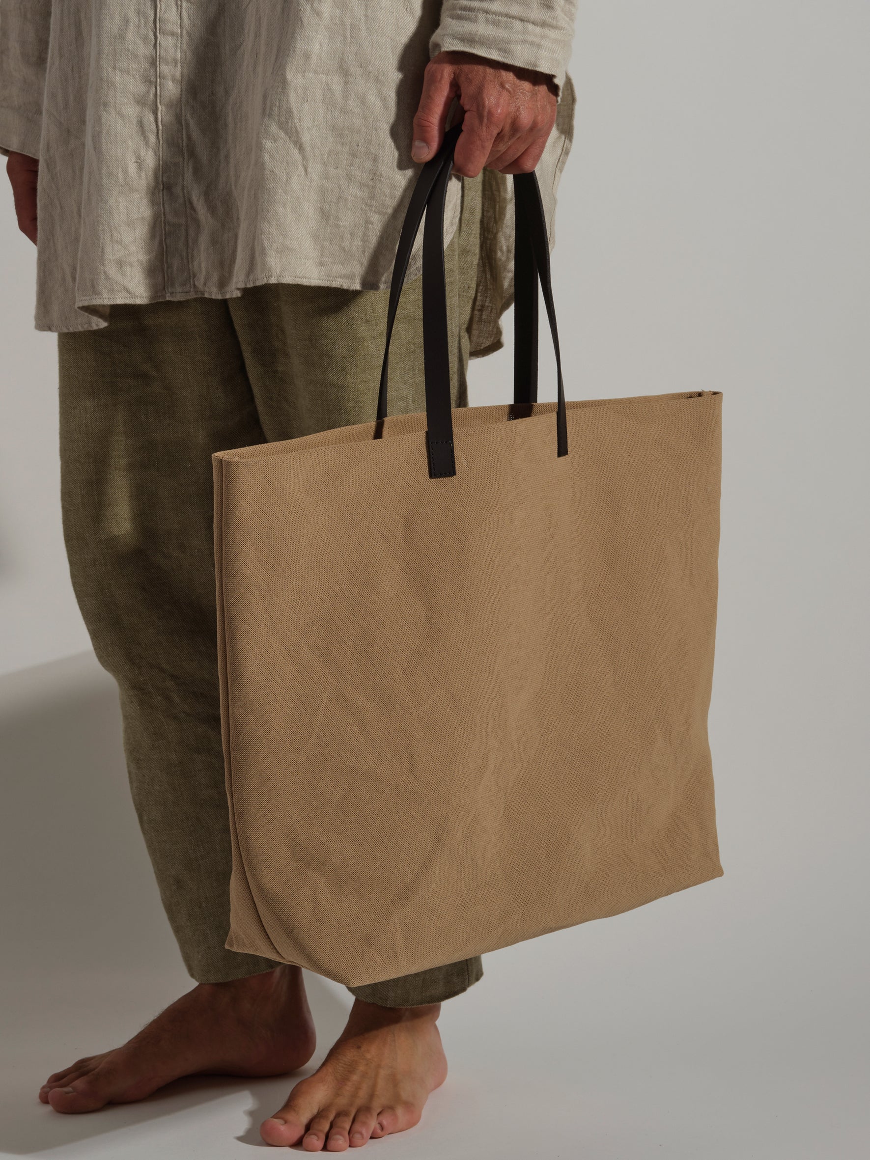 Papier Langackerhäuslの大型ハンドバッグMERCATO。水洗いしない二枚重ねのパナマ生地(セルロースペーパー糸)を使用した、A4ファイルやPCも収納可能なオーストリア製のハンドメイドトートバッグ。