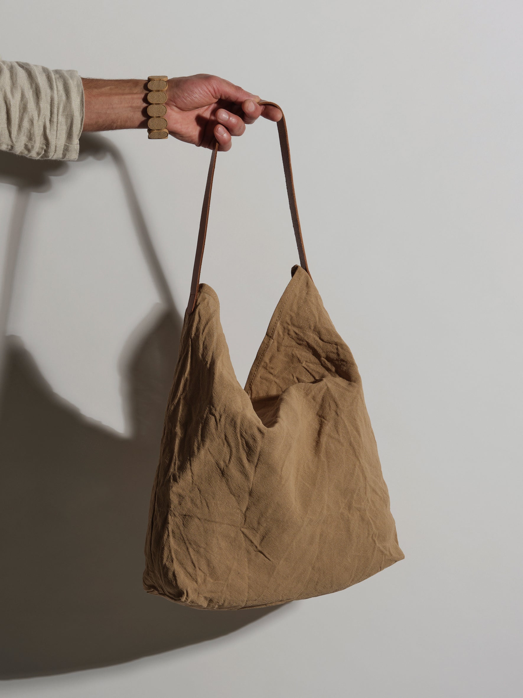 Langackerhäuslの特大ショルダーバッグSACO(サコ)。ウォッシュ加工を施した一枚仕立てのパナマ生地を使用した、柔らかな質感と大きな収納力が特徴のオーストリア製ハンドメイドバッグ。