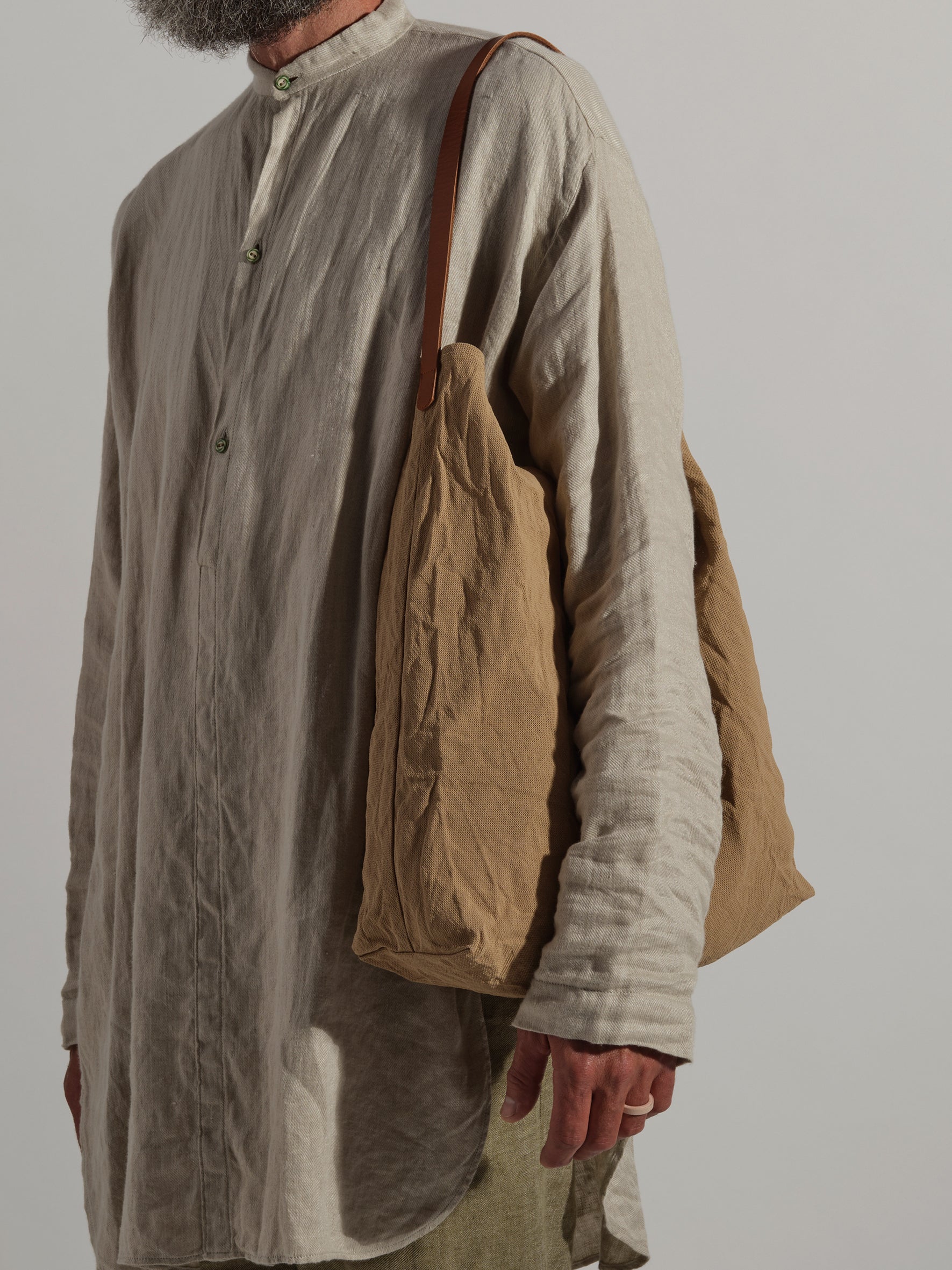 Langackerhäuslの特大ショルダーバッグSACO(サコ)。ウォッシュ加工を施した一枚仕立てのパナマ生地を使用した、柔らかな質感と大きな収納力が特徴のオーストリア製ハンドメイドバッグ。