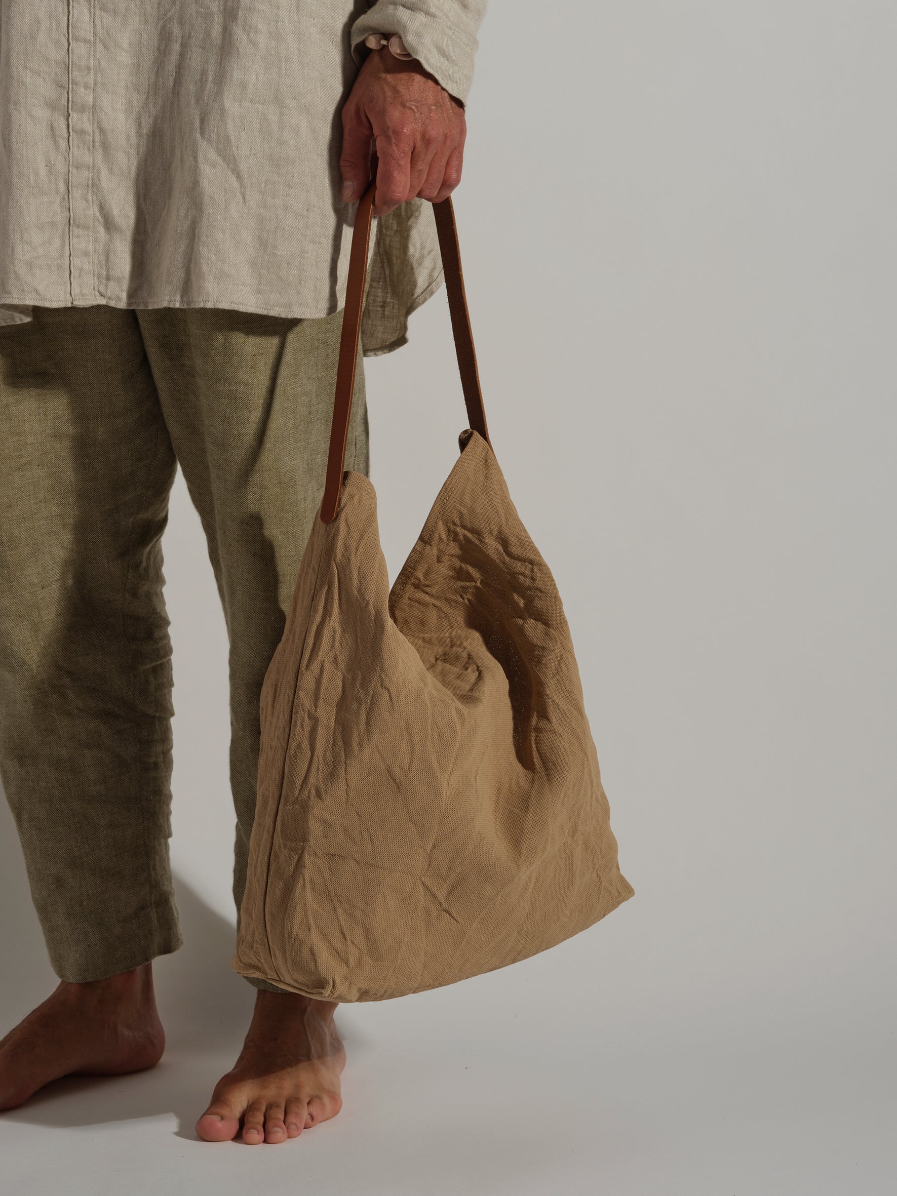Langackerhäuslの特大ショルダーバッグSACO(サコ)。ウォッシュ加工を施した一枚仕立てのパナマ生地を使用した、柔らかな質感と大きな収納力が特徴のオーストリア製ハンドメイドバッグ。