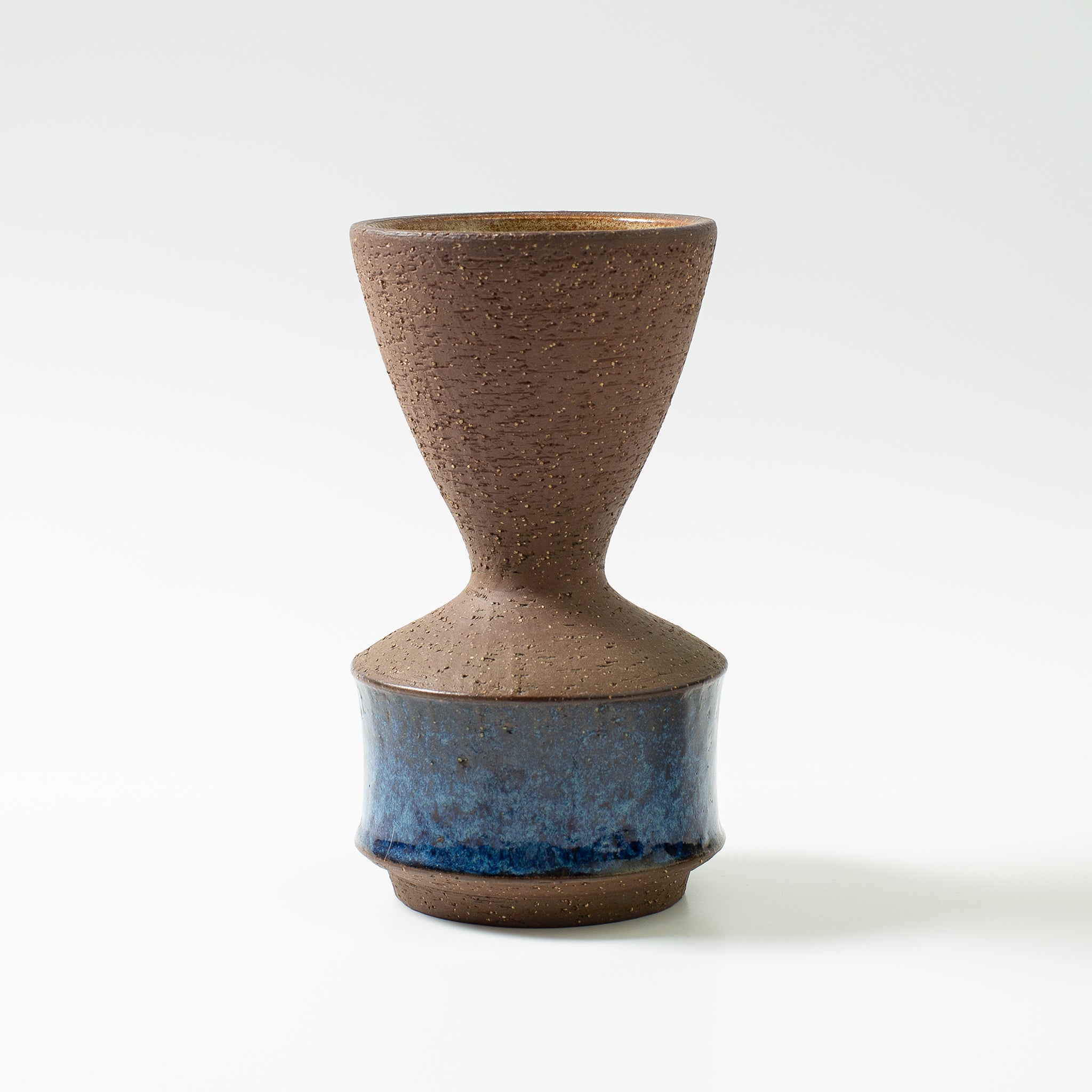 デンマークの名窯Michael Andersen & Sonによる、c.1960sのヴィンテージ陶器。ブルーの釉薬と土肌のコントラストが美しい、ミッドセンチュリー期を代表するフラワーベース。