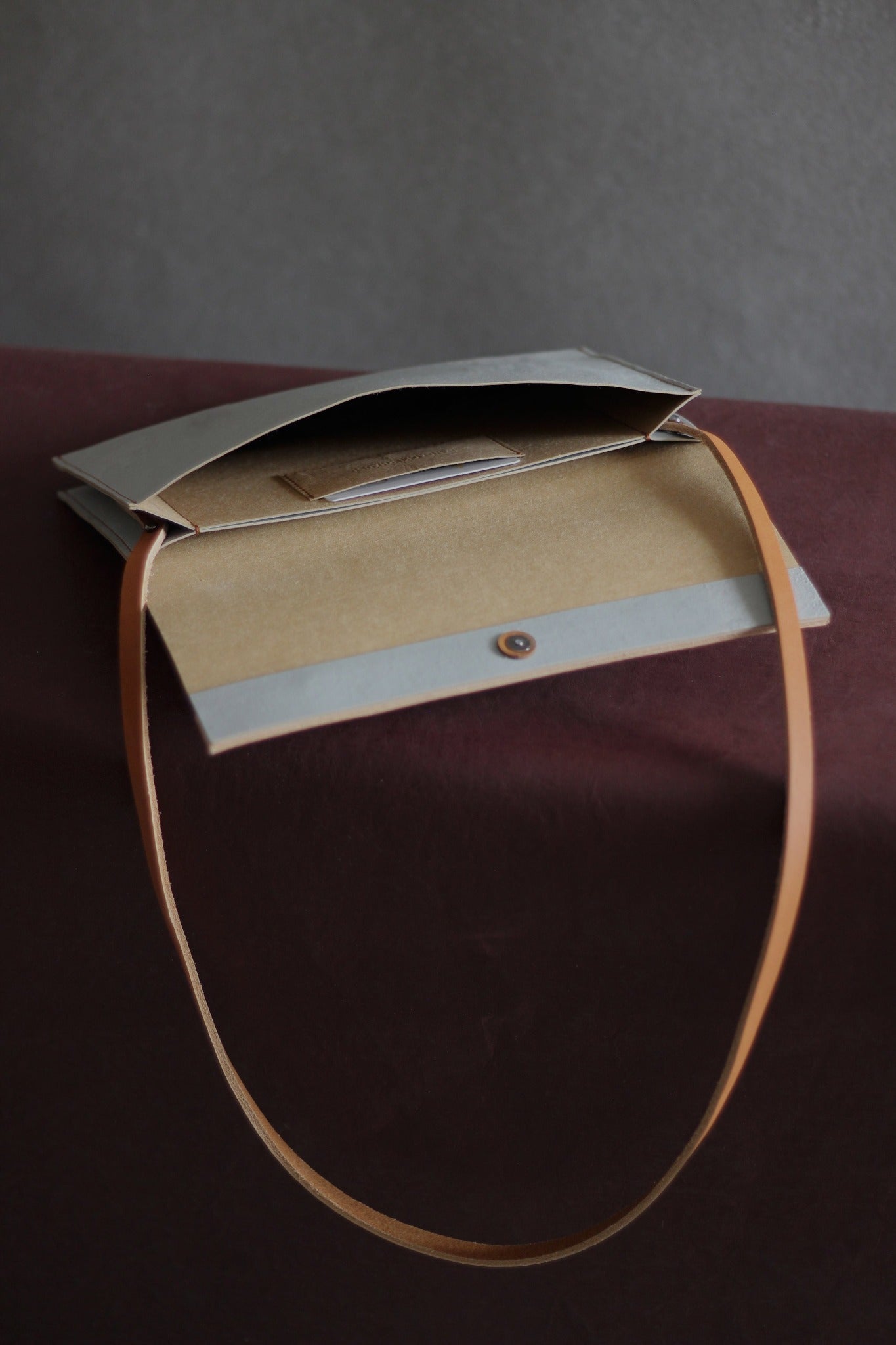 LangackerhäuslのコンクリートショルダーバッグSLING(スリング)。特殊加工紙にコンクリートを塗布した独創的な素材と、マグネット開閉のスマートな機能が調和する、オーストリア製ハンドメイドバッグ。