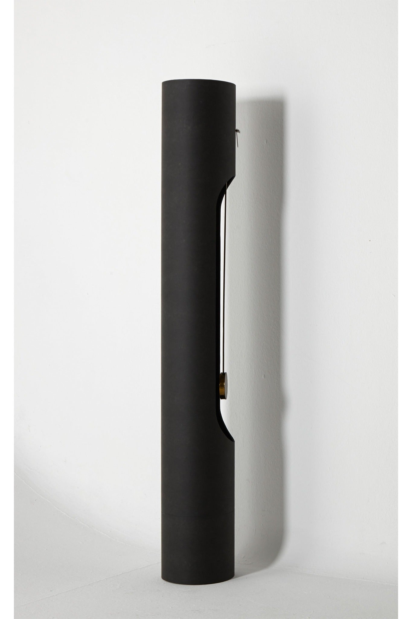 Langackerhäuslのペーパーファブリック製ホールクロックColumn clock(コラム クロック)。ブラックの本体にオールドゴールドの振り子が映える、高さ175cmのオーストリア製ハンドメイド振り子時計。