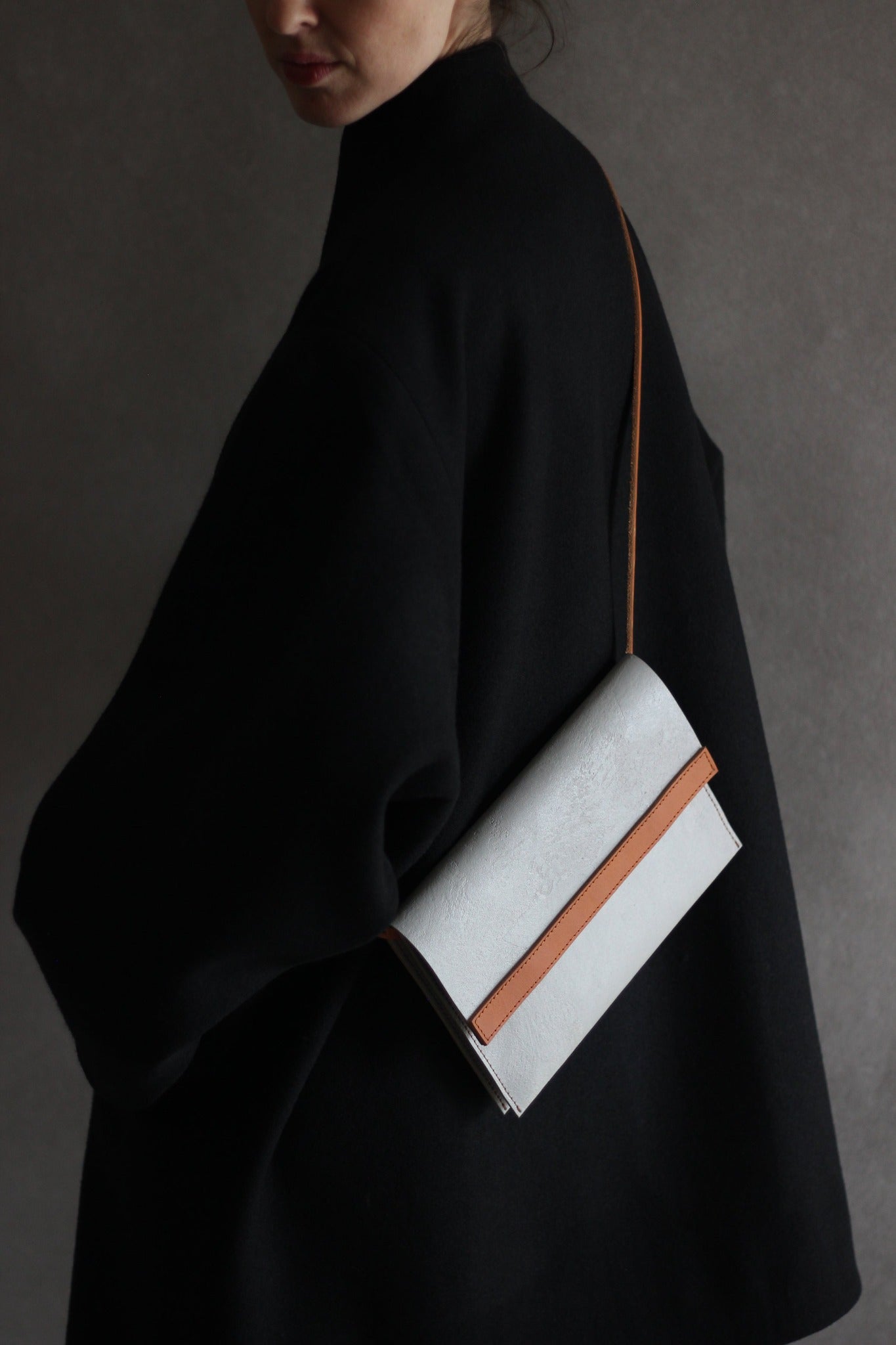 LangackerhäuslのコンクリートショルダーバッグSLING(スリング)。特殊加工紙にコンクリートを塗布した独創的な素材と、マグネット開閉のスマートな機能が調和する、オーストリア製ハンドメイドバッグ。