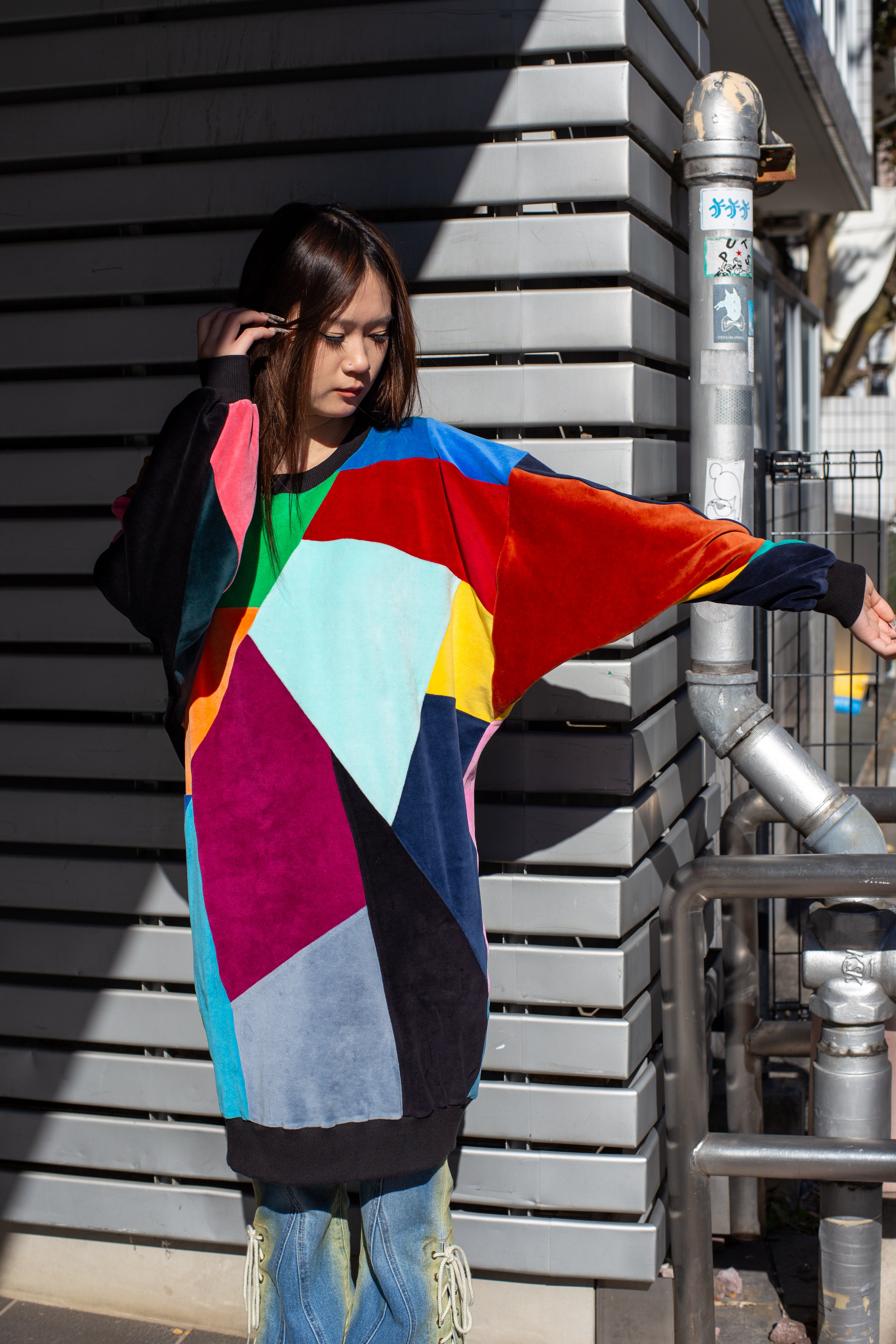 ドイツのブランドSupercool Universeによる一点もののパッチワークドレス。大きな色鮮やかな生地パーツを大胆に繋ぎ合わせた、ベロアのような質感が特徴的なデザイナーズ・ウェア。