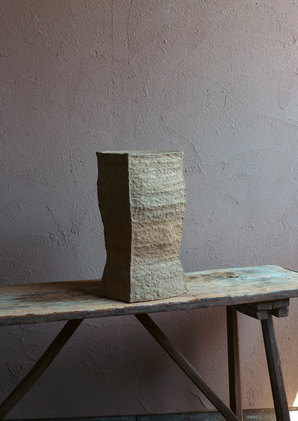 実際に座れる強度を備えたLangackerhäuslのADOBE stool no.2。有機的なツイストフォルムが美しい、高さ43cmのハンドメイド一点ものスツール。