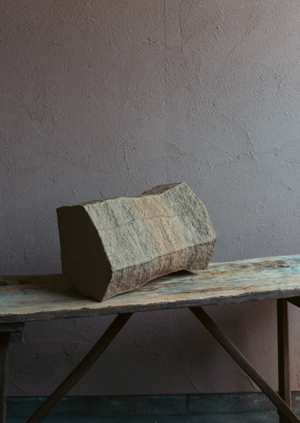実際に座れる強度を備えたLangackerhäuslのADOBE stool no.2。有機的なツイストフォルムが美しい、高さ43cmのハンドメイド一点ものスツール。