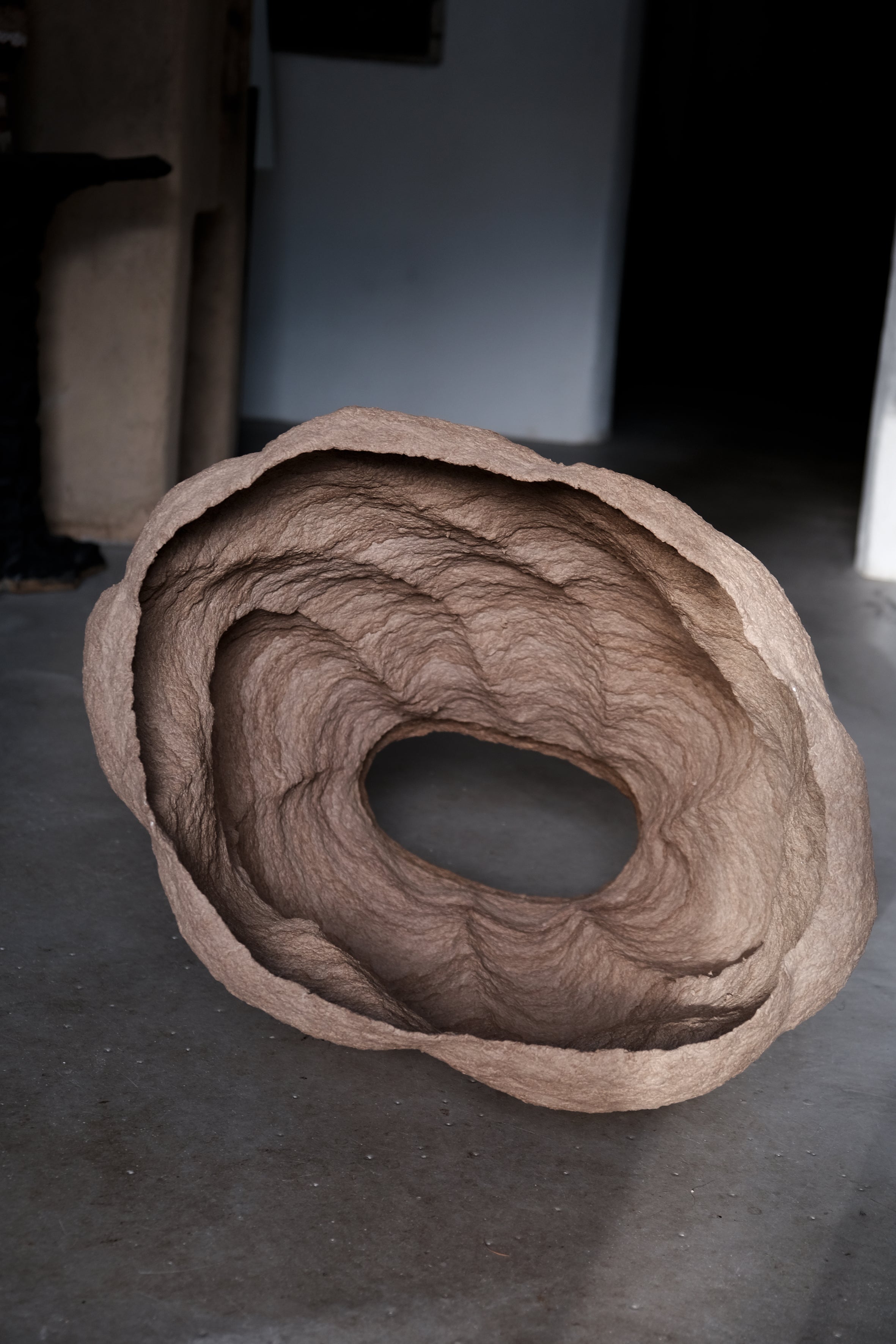 Langackerhäuslの再生紙パルプ彫刻ADOBE large no.1。大地のうねりを体現したダイナミックな造形が美しい、高さ57cmの一点もの大型彫刻。