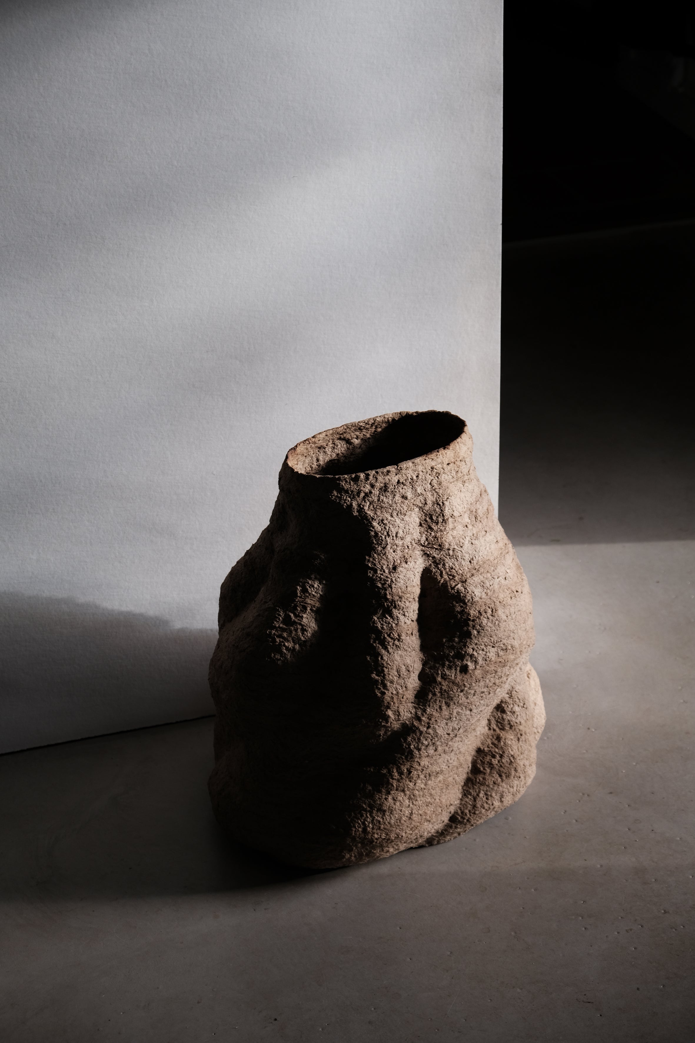 Langackerhäuslの再生紙パルプ彫刻ADOBE large no.1。大地のうねりを体現したダイナミックな造形が美しい、高さ57cmの一点もの大型彫刻。