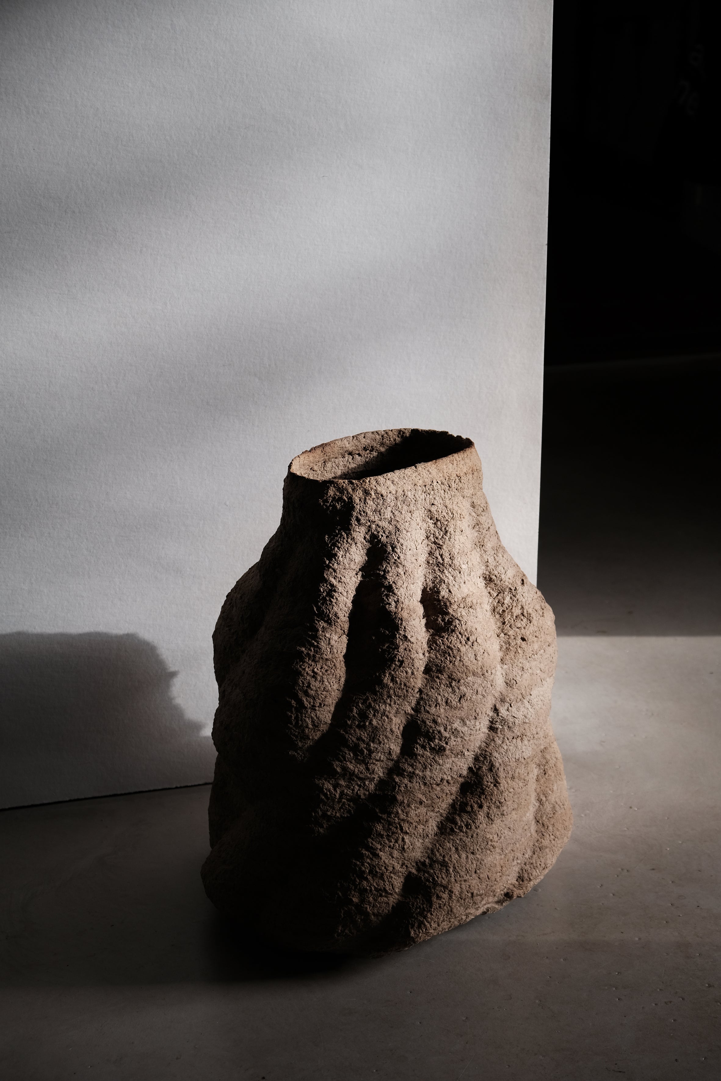 Langackerhäuslの再生紙パルプ彫刻ADOBE large no.1。大地のうねりを体現したダイナミックな造形が美しい、高さ57cmの一点もの大型彫刻。
