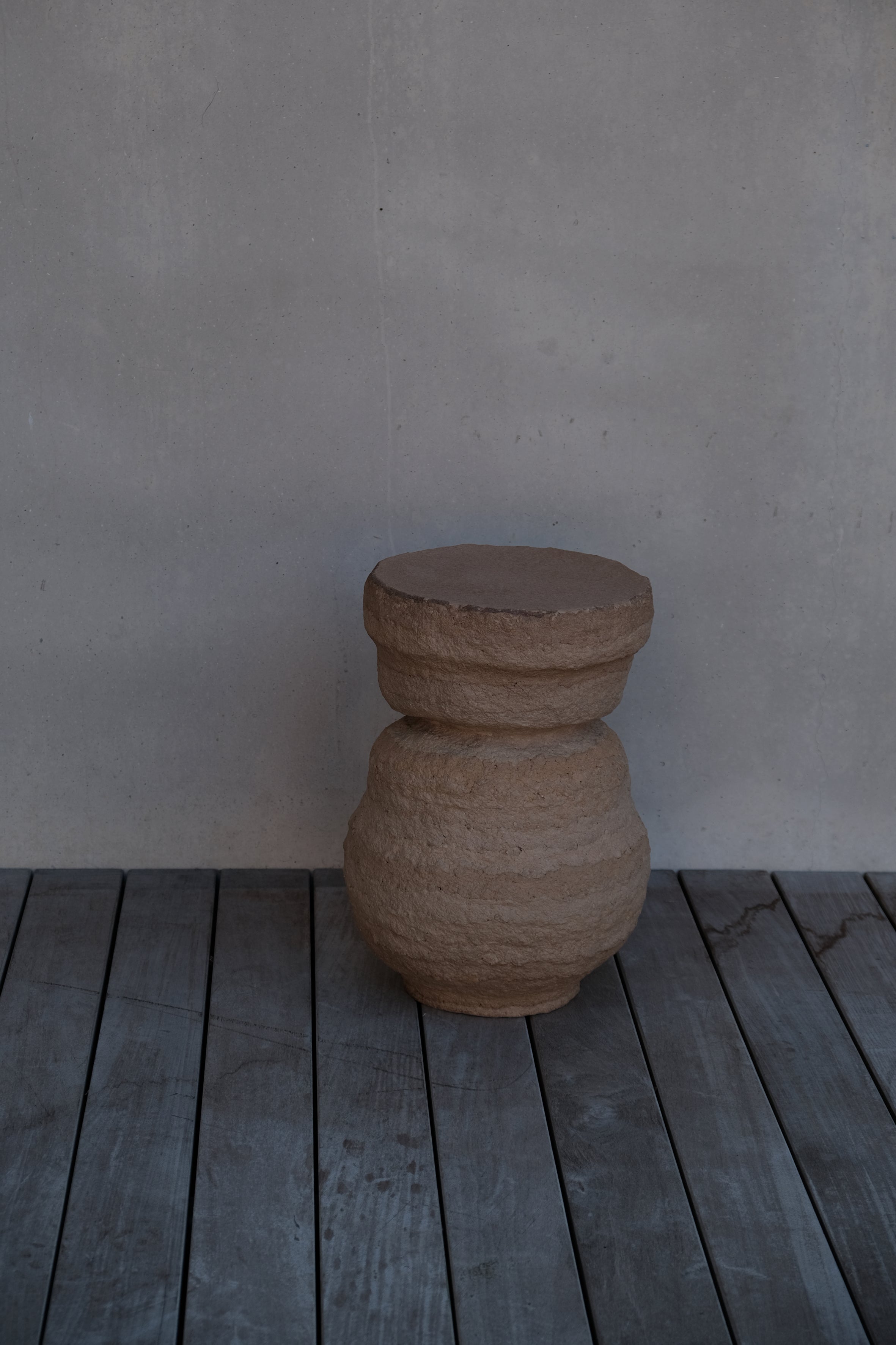 Langackerhäuslの再生紙パルプ彫刻ADOBE Stool no.3。大地から隆起したような力強い質感と有機的なフォルムが美しい、高さ43cmのハンドメイド一点ものアートスツール。