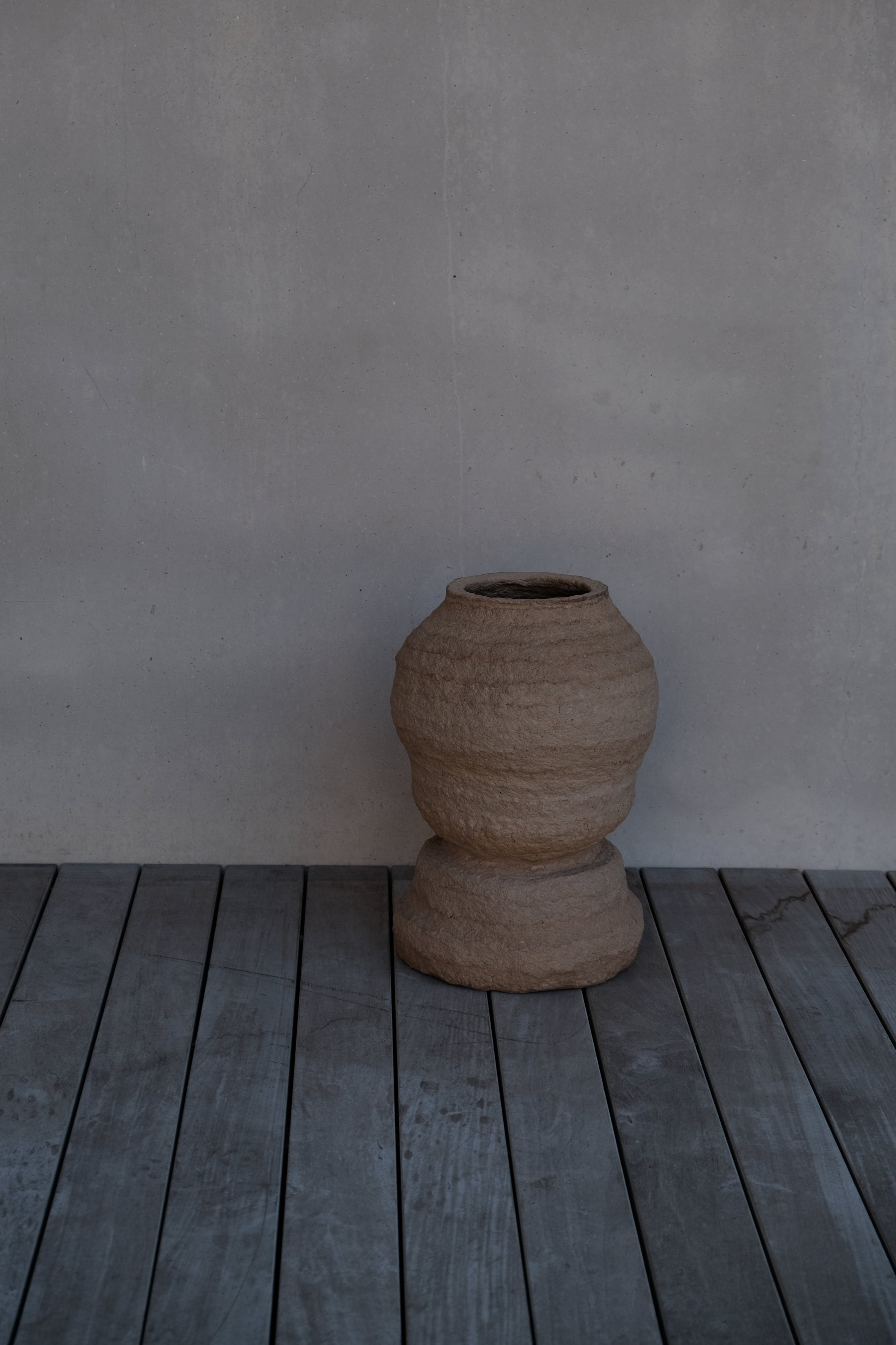 Langackerhäuslの再生紙パルプ彫刻ADOBE Stool no.3。大地から隆起したような力強い質感と有機的なフォルムが美しい、高さ43cmのハンドメイド一点ものアートスツール。