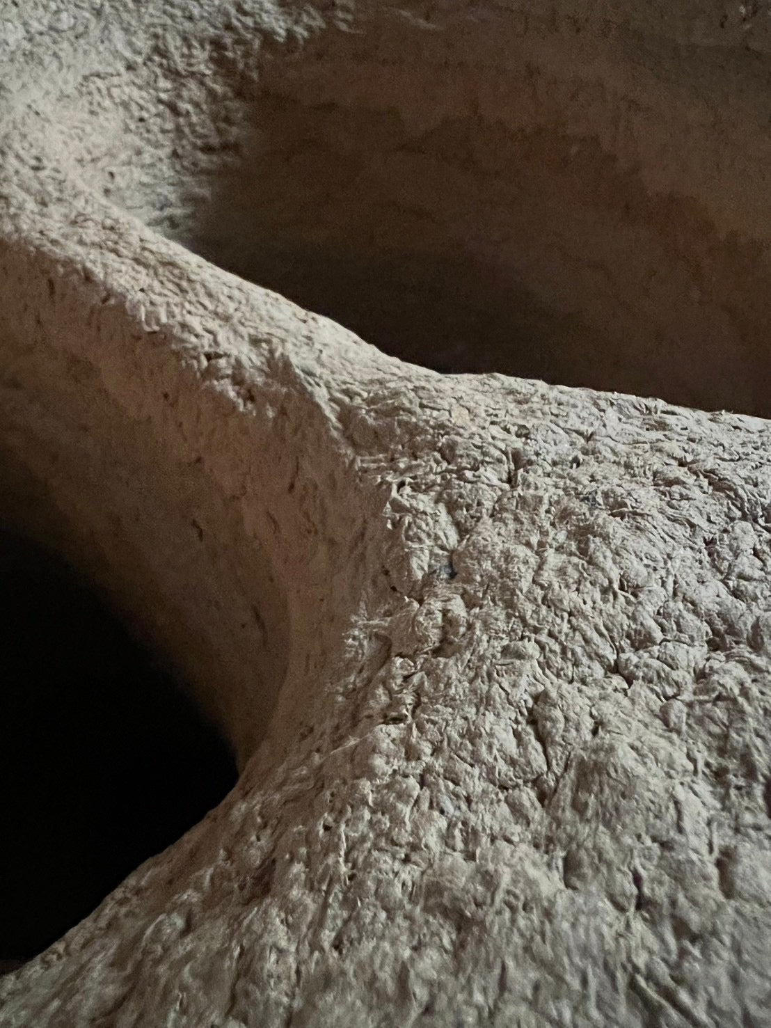 Langackerhäuslの再生紙パルプ彫刻ADOBE Table no.4。昆虫の巣をイメージし、幾層にも塗り重ねられた有機的な質感が美しい、高さ59cmのハンドメイド一点ものアートテーブル。