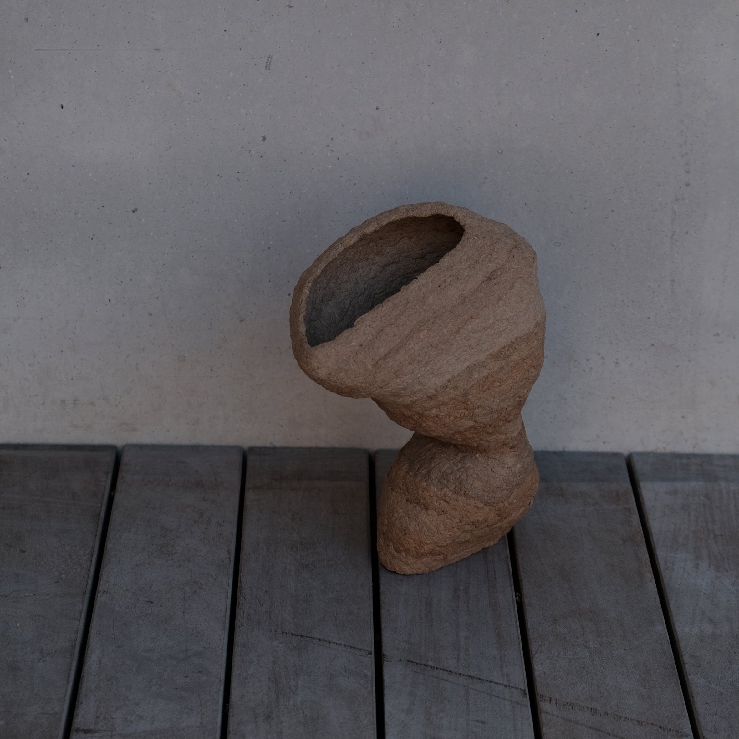 Langackerhäuslの再生紙パルプ彫刻ADOBE small no.3。洞窟のような開口部が静かな陰影を描く、高さ28cmのハンドメイド一点ものオブジェ。