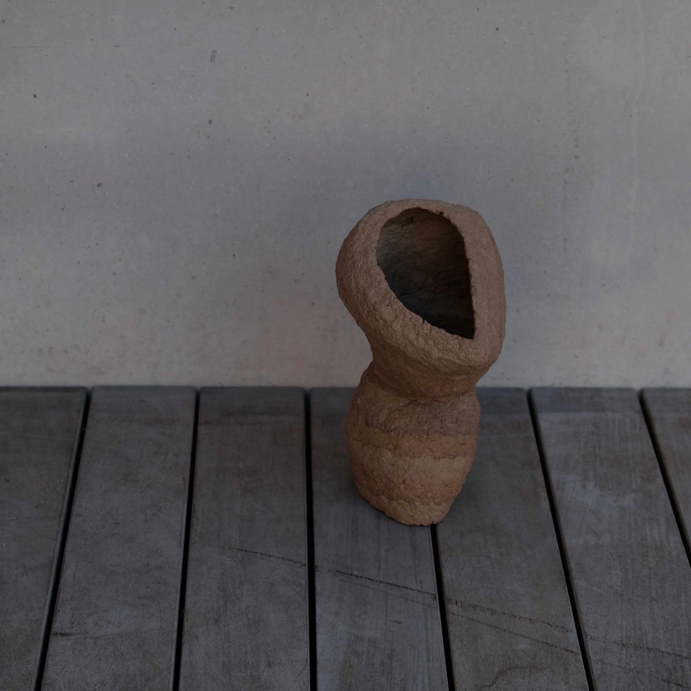 Langackerhäuslの再生紙パルプ彫刻ADOBE small no.3。洞窟のような開口部が静かな陰影を描く、高さ28cmのハンドメイド一点ものオブジェ。