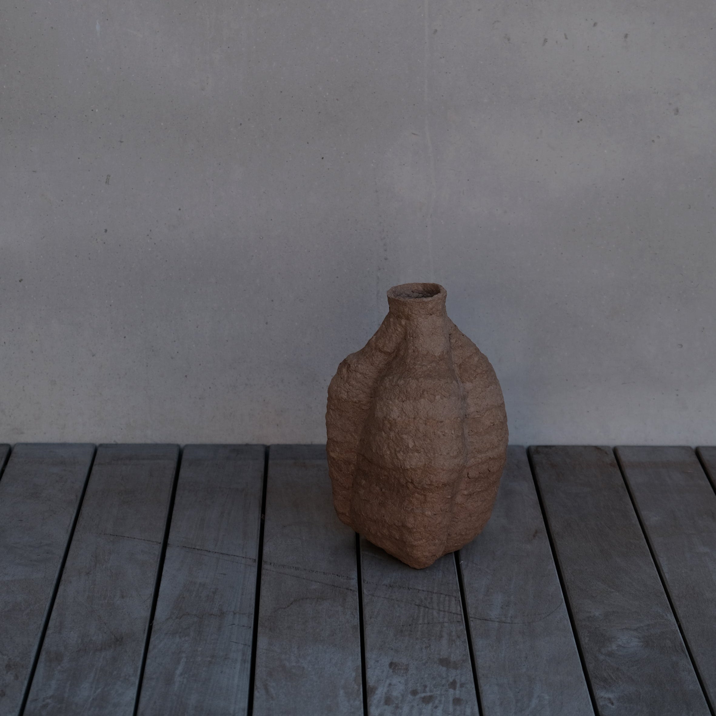 Langackerhäuslの再生紙パルプ彫刻ADOBE small no.5。果実のような丸みと豊かな凹凸が美しい、高さ28cmのハンドメイド一点ものアートオブジェ。