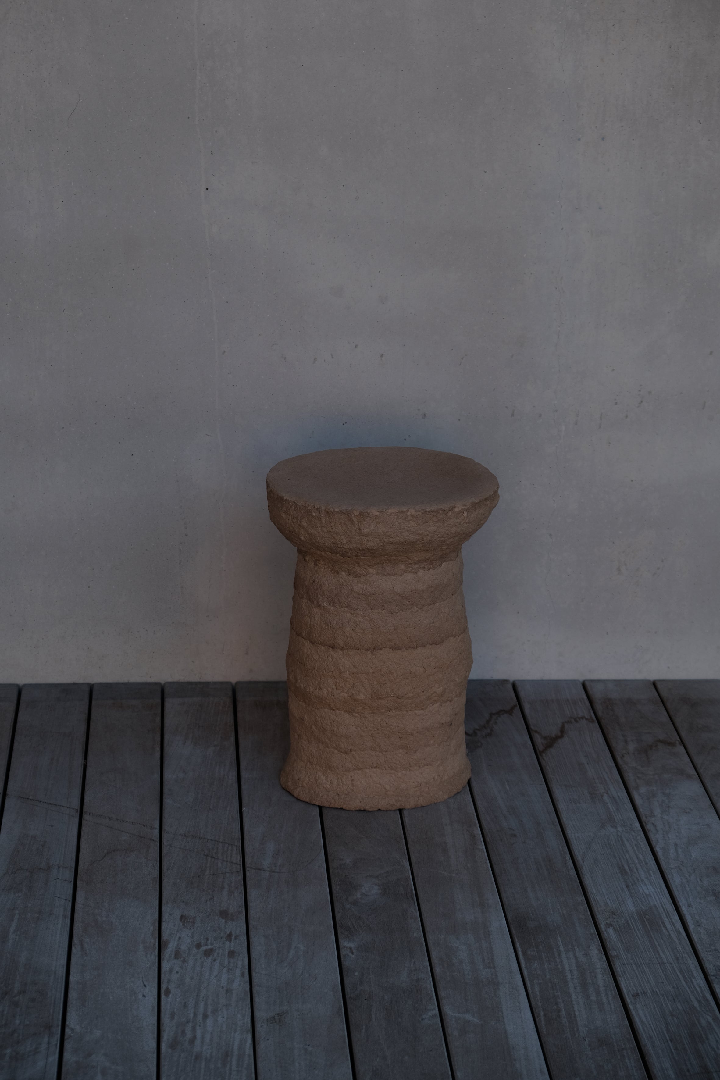 Langackerhäuslの再生紙パルプ彫刻ADOBE Stool no.1。実際に座ることができる強度を備えた、地層のような有機的ラインが美しい高さ43cmのハンドメイド一点ものスツール。